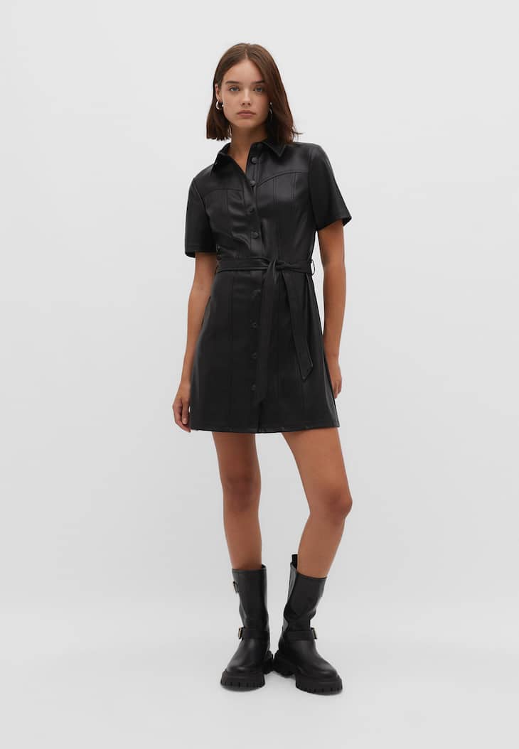 Vestido curto com efeito de couro