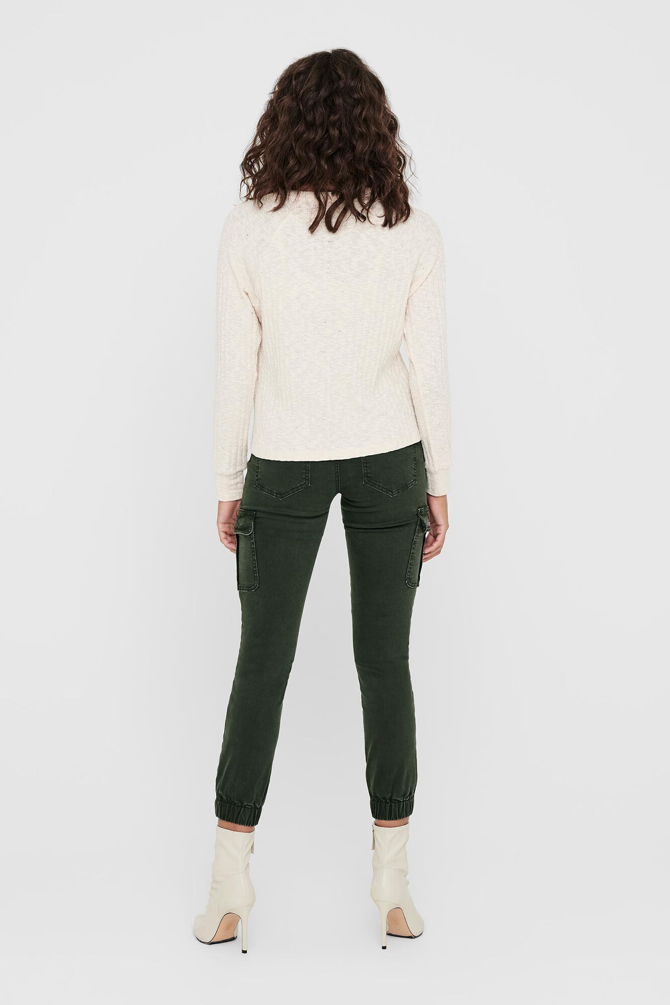 Calça jeans cargo skinny com bolsos laterais