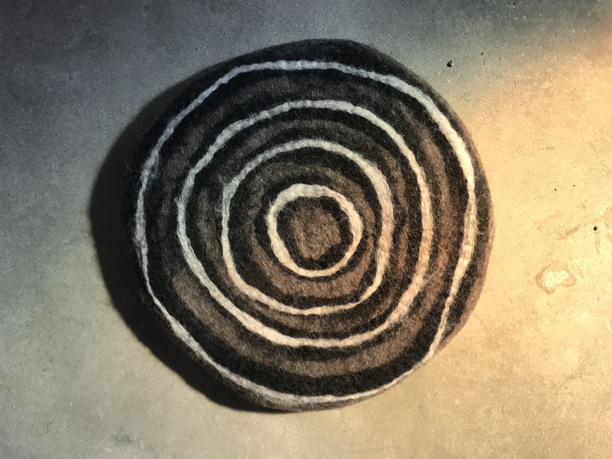Filz-Sitzkissen, schwarz, weiß, grau, Ø 40 cm, H 3,5 cm von fischer's lagerhaus