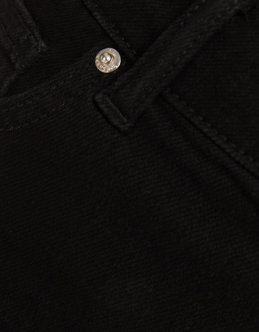 Shorts jeans com a barra dobrada