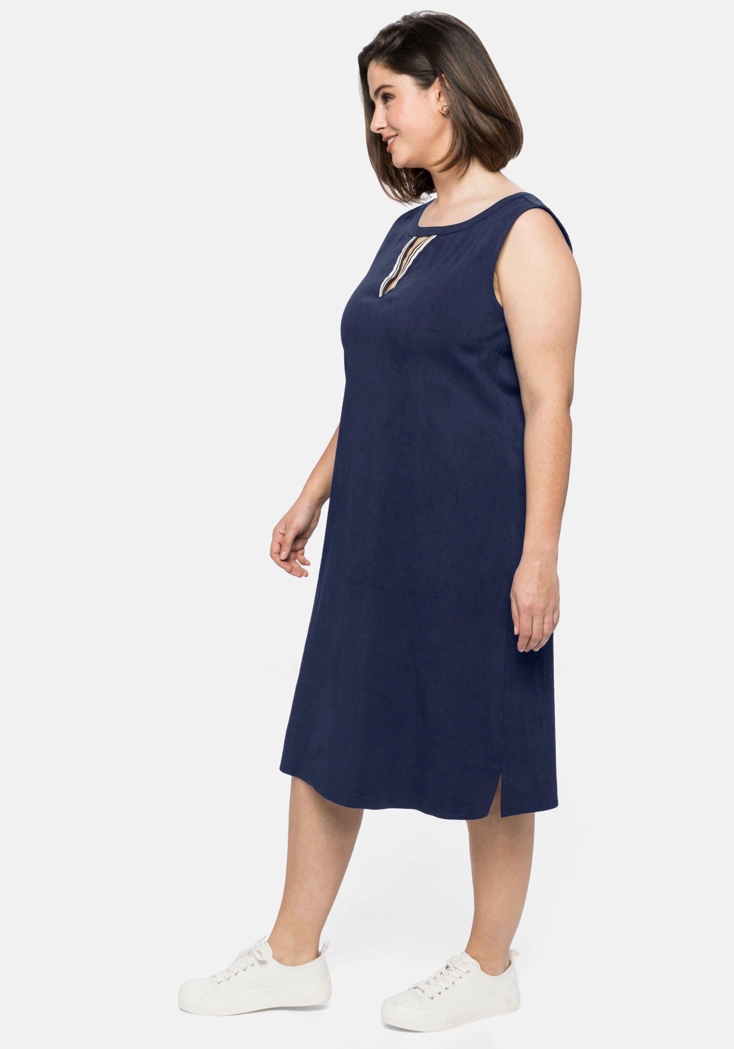 Kleid mit geschlitztem Rundhalsausschnitt