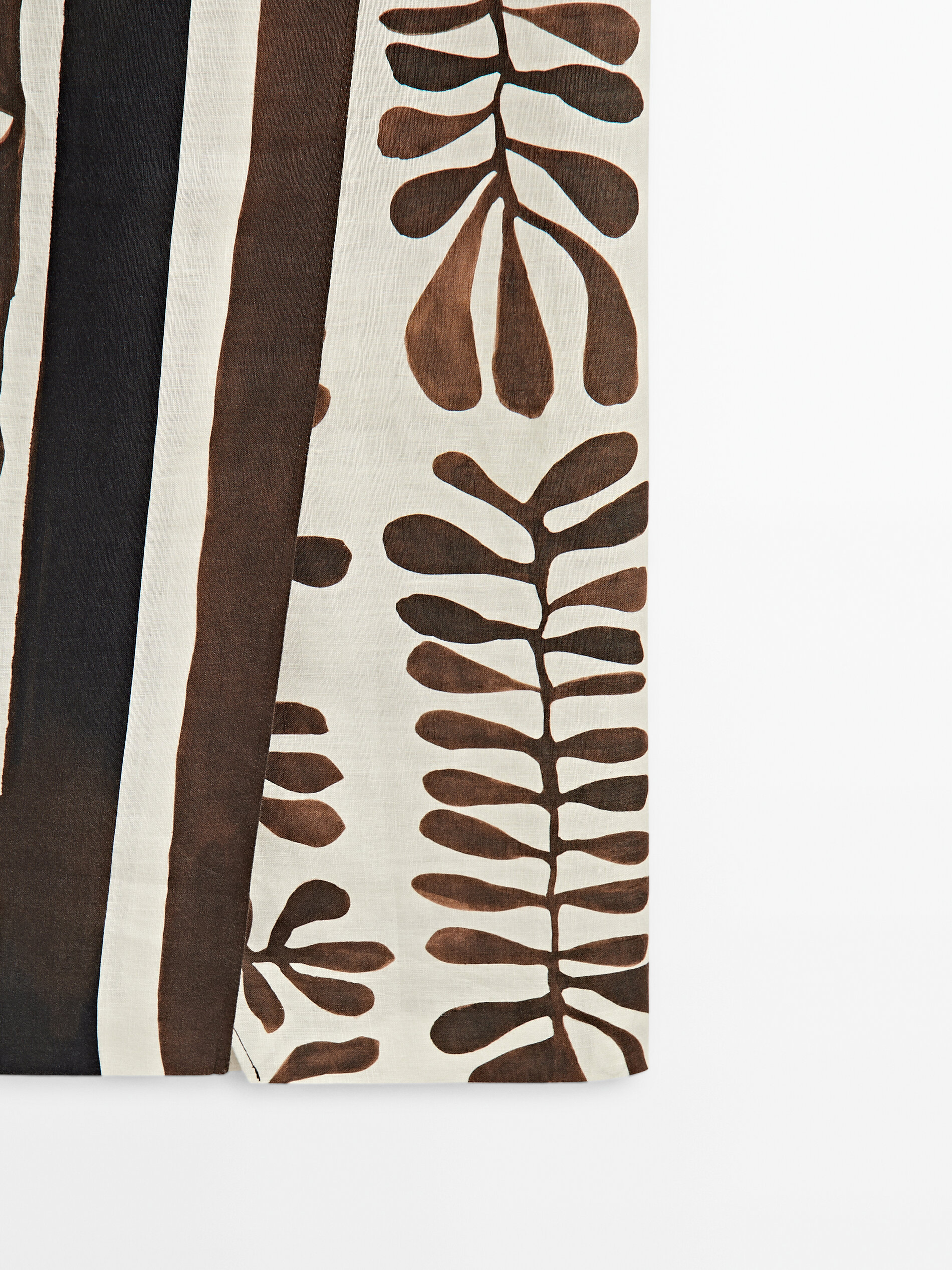 Saia midi com estampa de folhas - MARROM