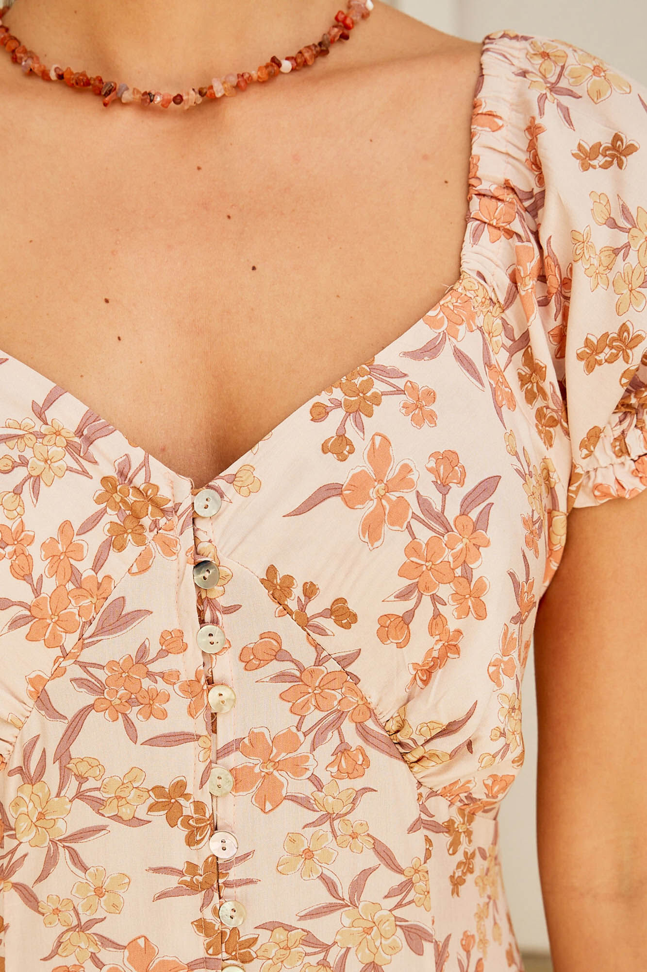 Vestido floral em salmão - Coral