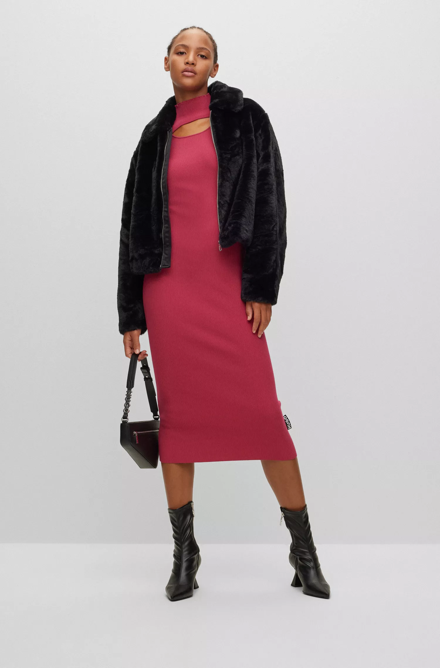 Vestido HUGO vermelho com gola franzida canelada e detalhe vazado.