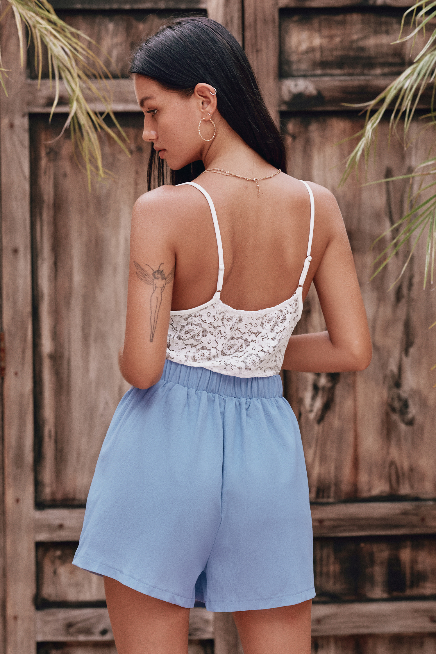 Combishort à poche et ceinture en dentelle contrastée