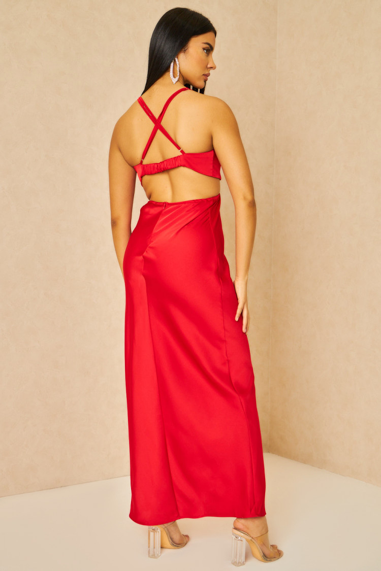 Robe rouge satinée et ajourée