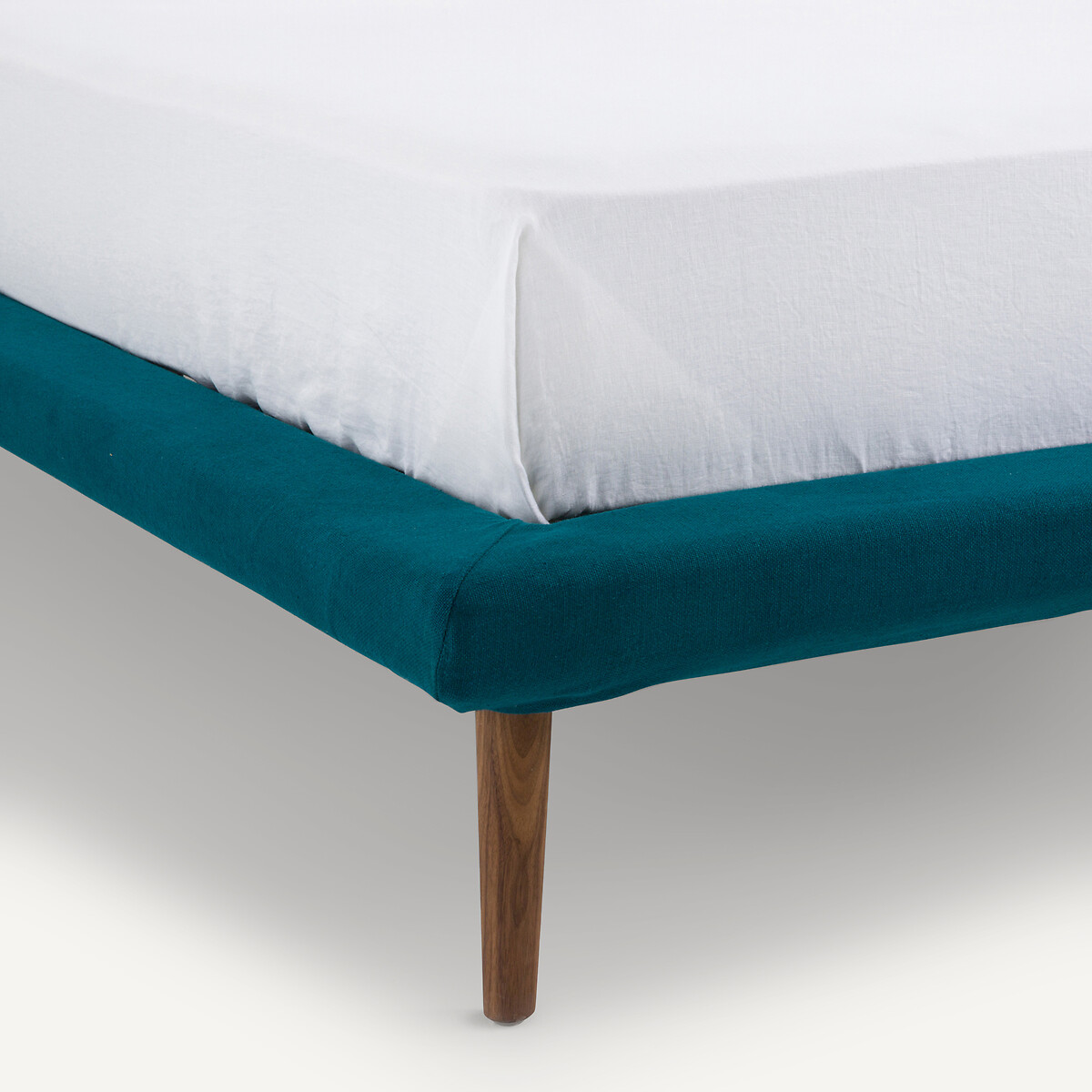 AM.PM<br>Cama de linho sem estrado, design Aurore, E. Gallina