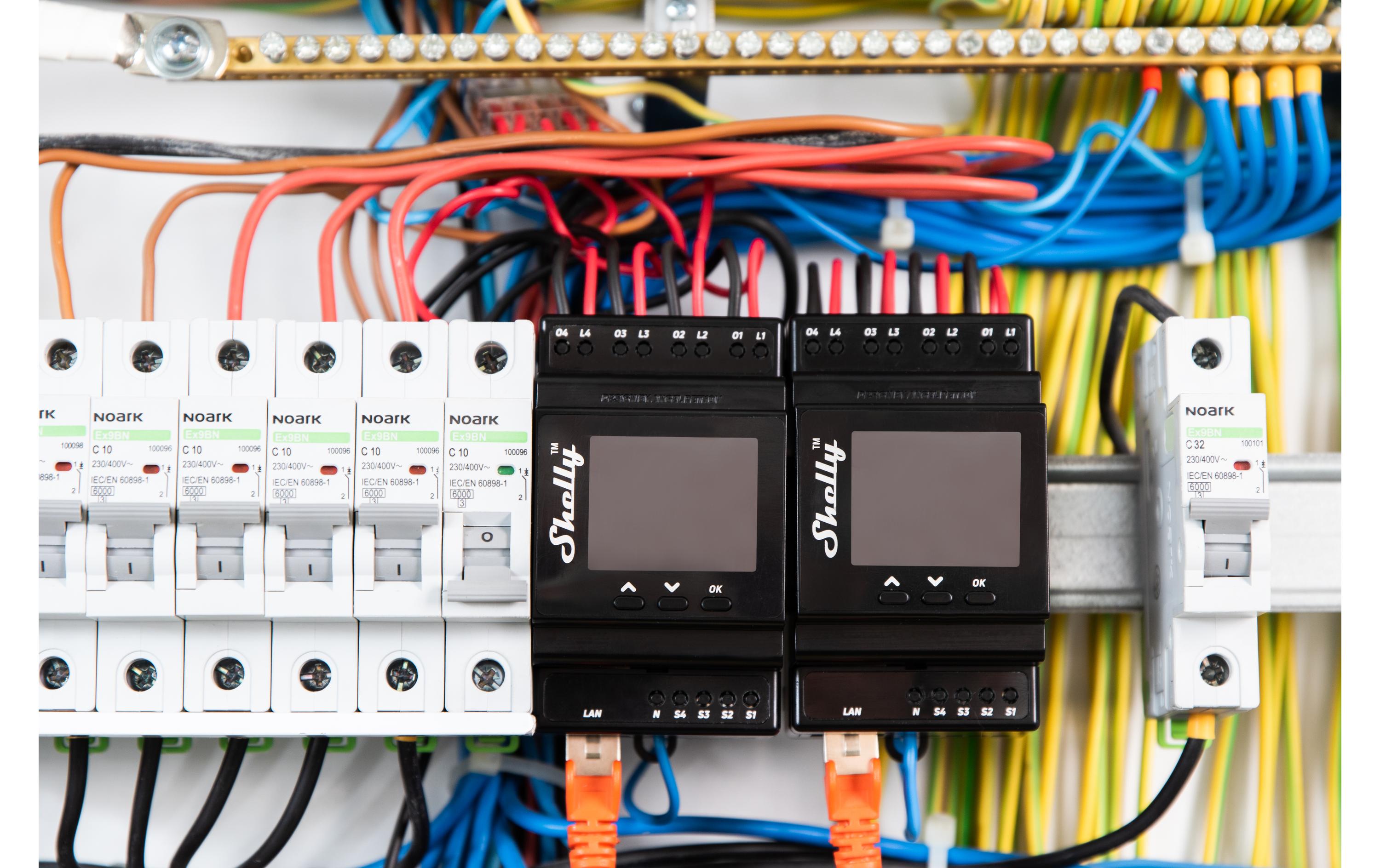 Pro 4PM LAN und WiFi-DIN-Rail Switch<br>LAN und WLAN 4 Kanäle 16 A Schaltaktor, Bluetooth