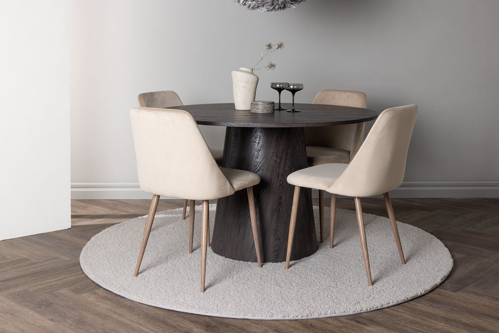 Lanzo og Night Spisegruppe Lanzo rundt spisebord ø120cm i mocca med 4 stk. Night spisestoler i Brown og mørk valnøtt ben.