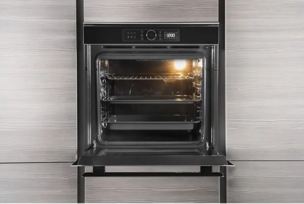 Whirlpool AKZM 8480 NB med 6. SENSE-TEKNOLOGI og PYROLYSE