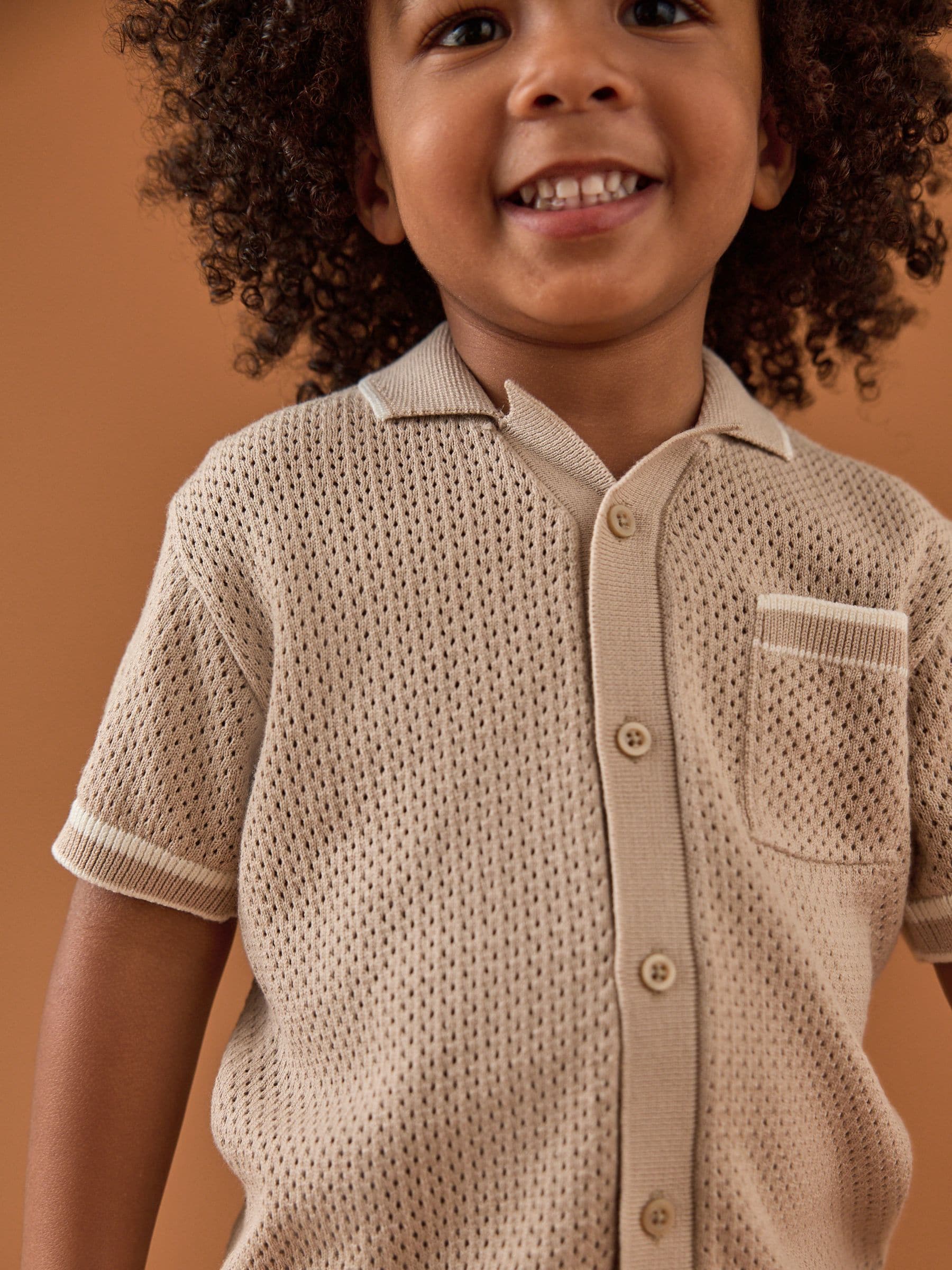 Taupe - Set van gebreid poloshirt met textuur en reverskraag en shorts (3mnd -10jr)