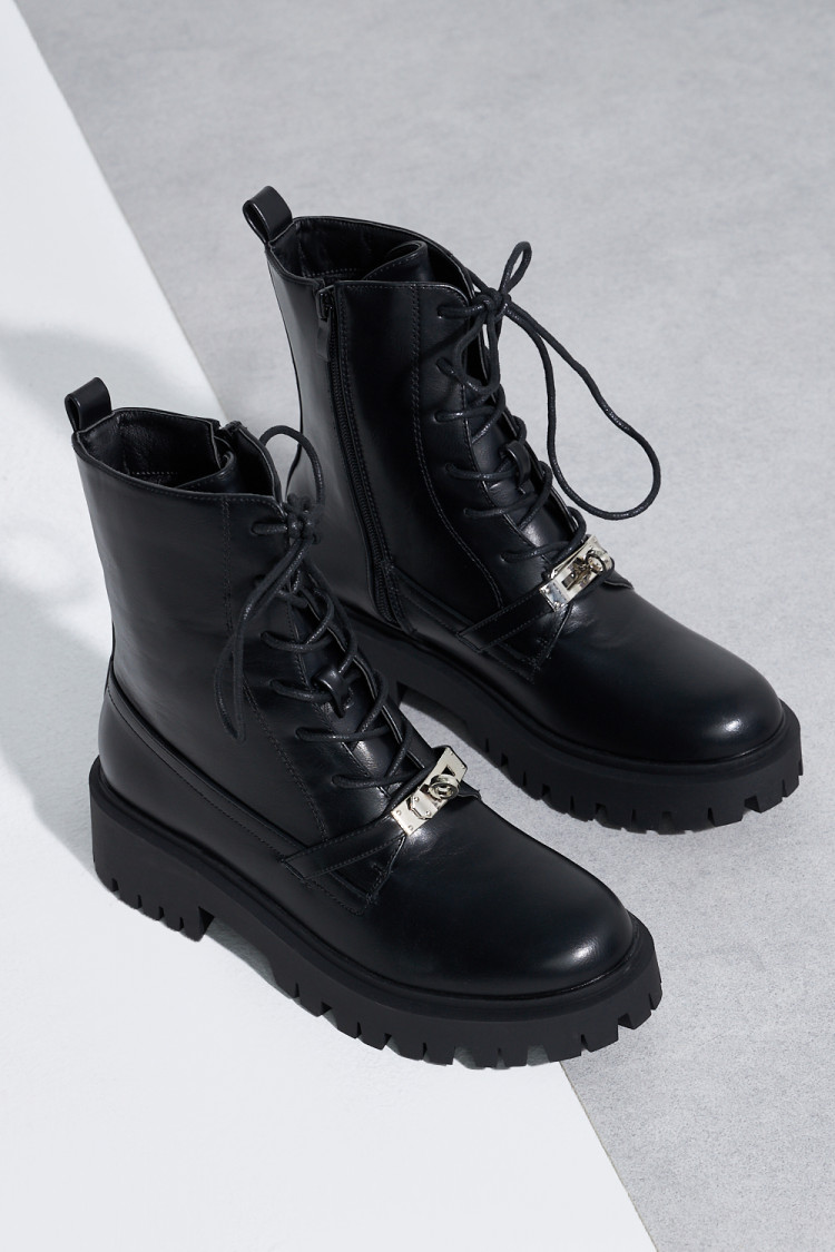 Bottines noires à lacets et crochet argent