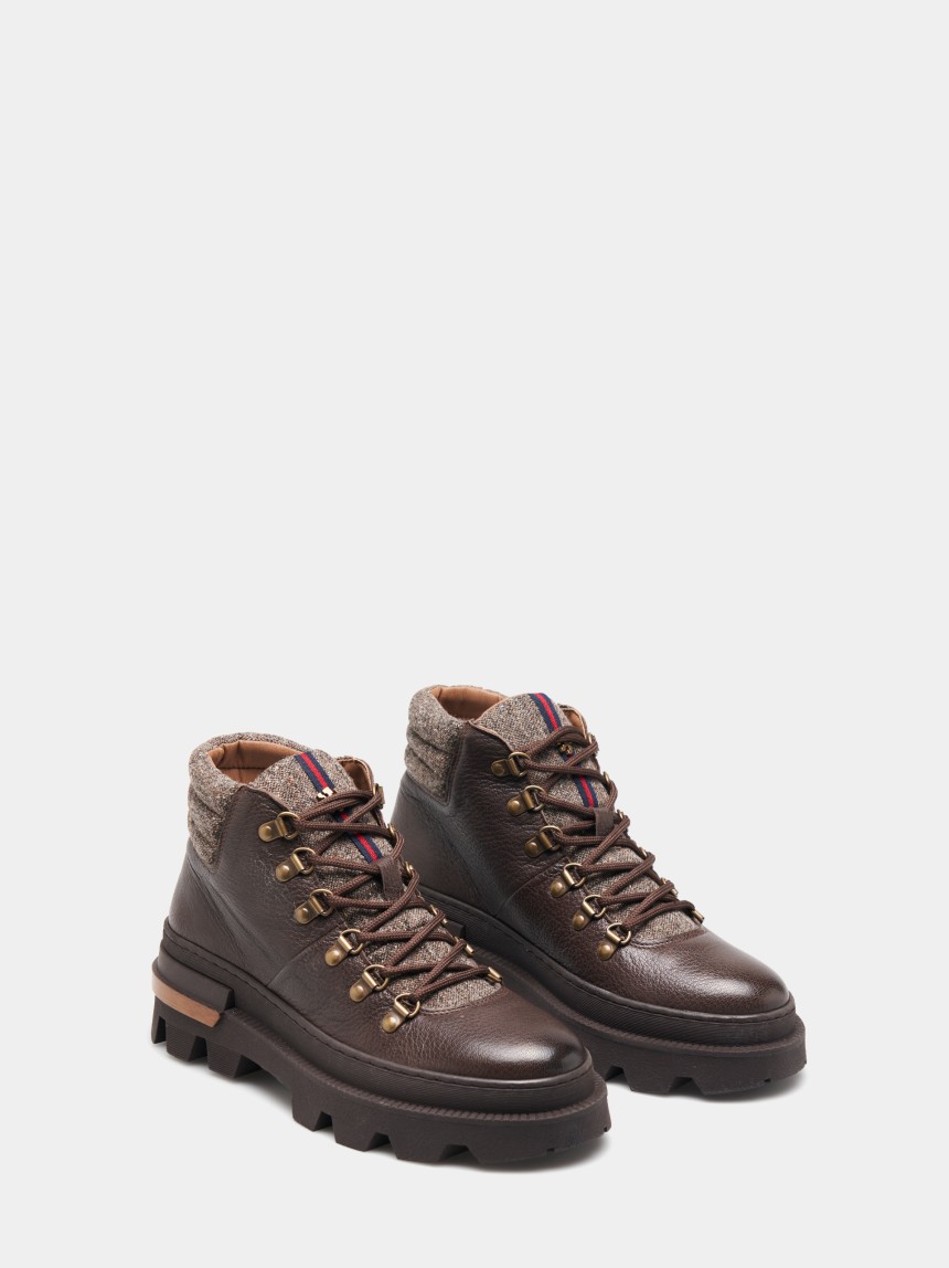 Botas montanha em pele com cordões