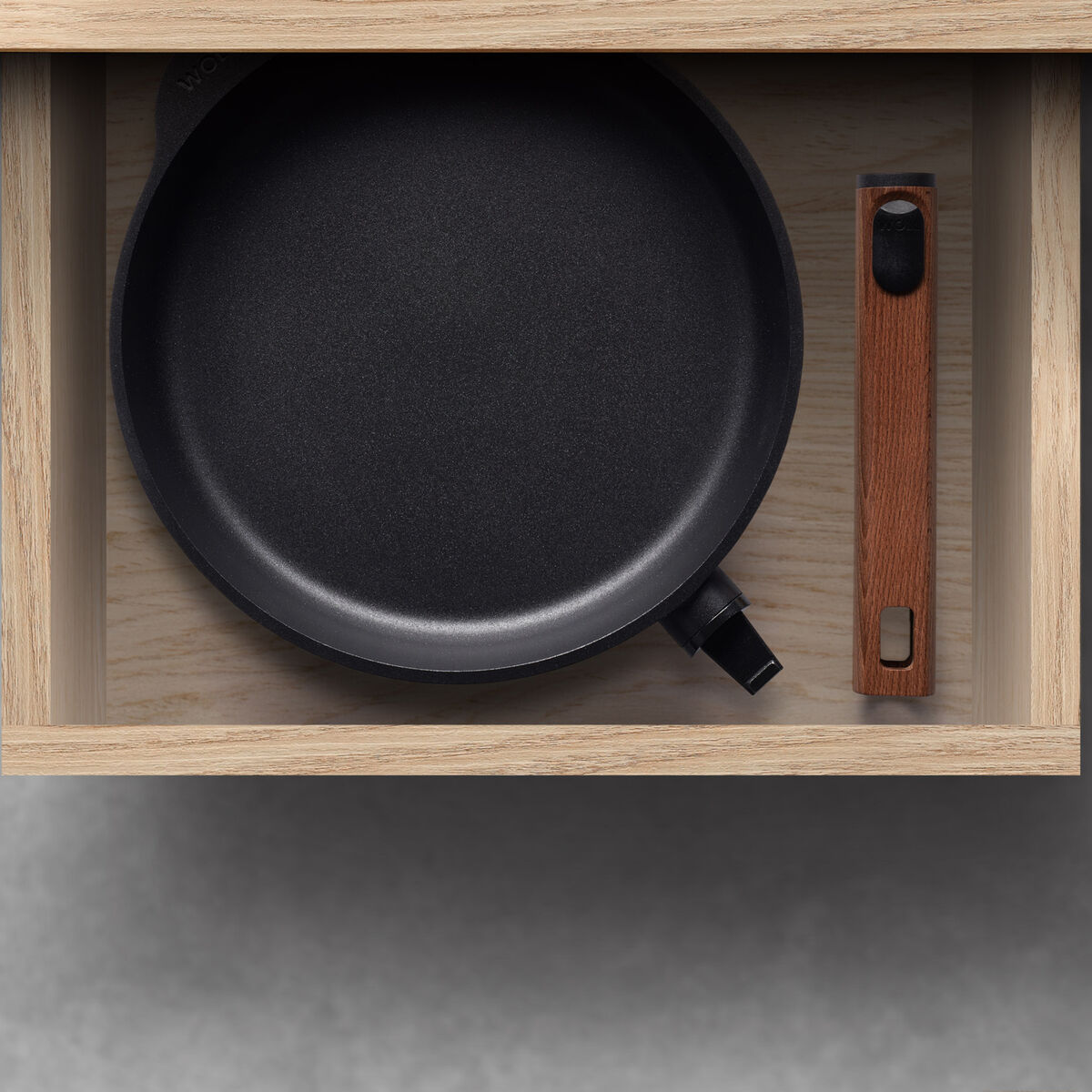 Woll Eco Logic QXR stekepanne 28 cm med avtagbart trehåndtak