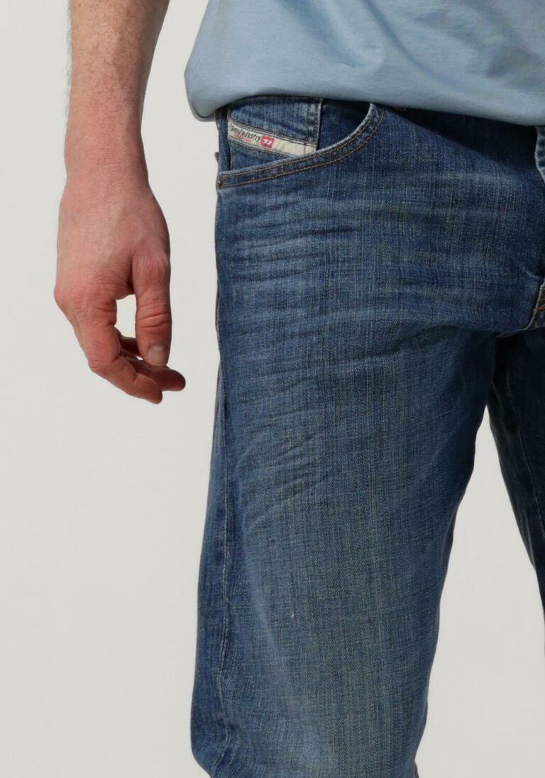 DIESEL lichtblauwe diesel straight leg jeans d-yennox