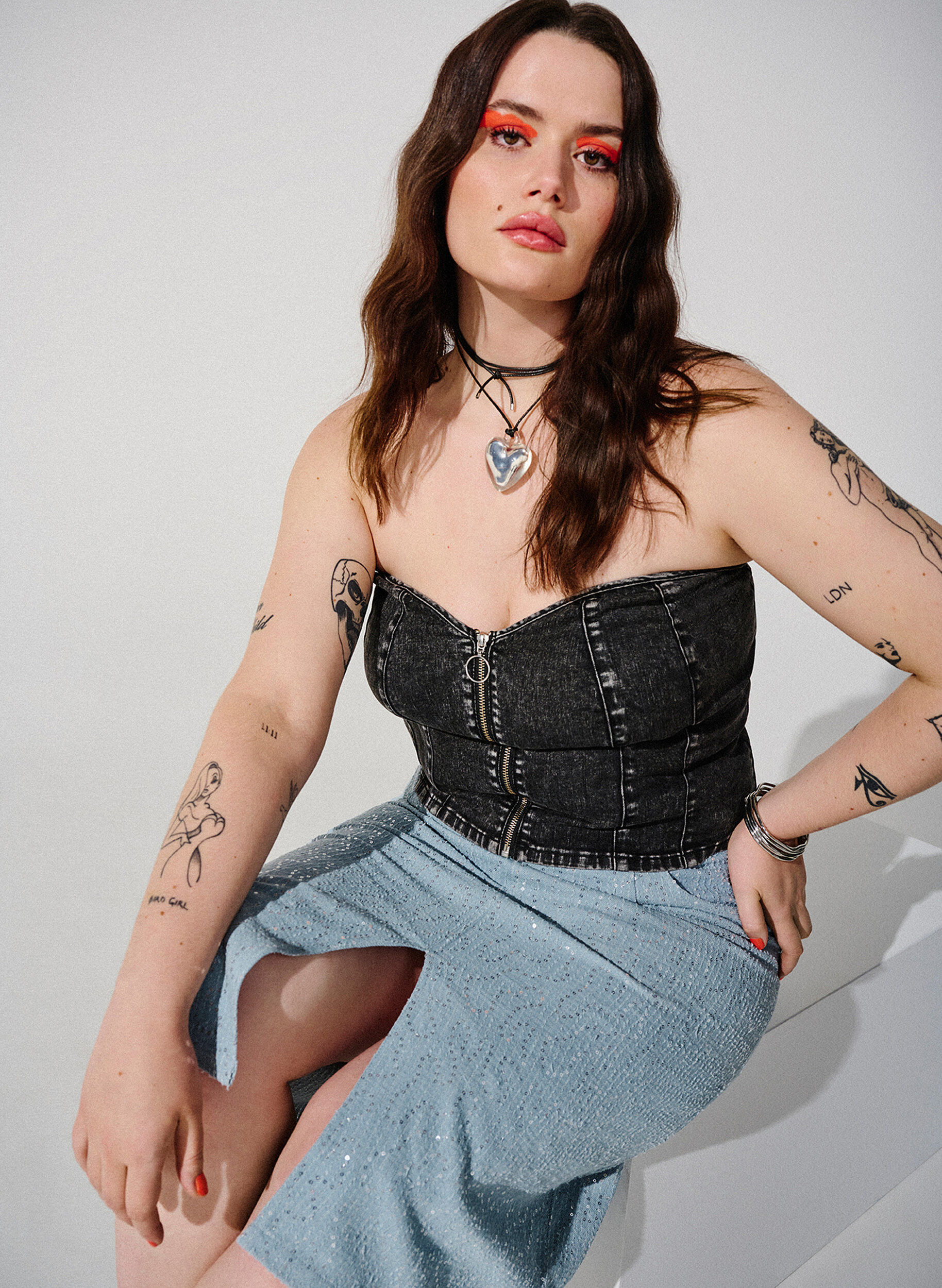 Denim nederdel med slids og pailletter