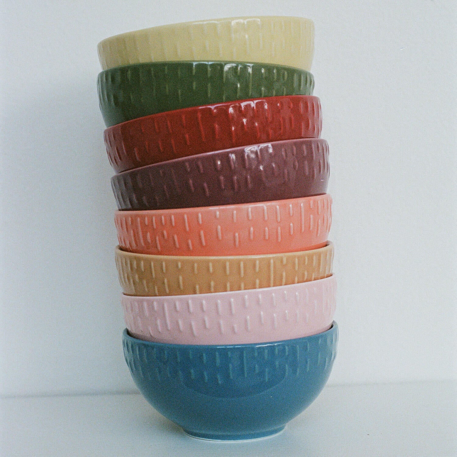 Aida  Confetti Mustard salatskål m/relief - Ø23 cm.