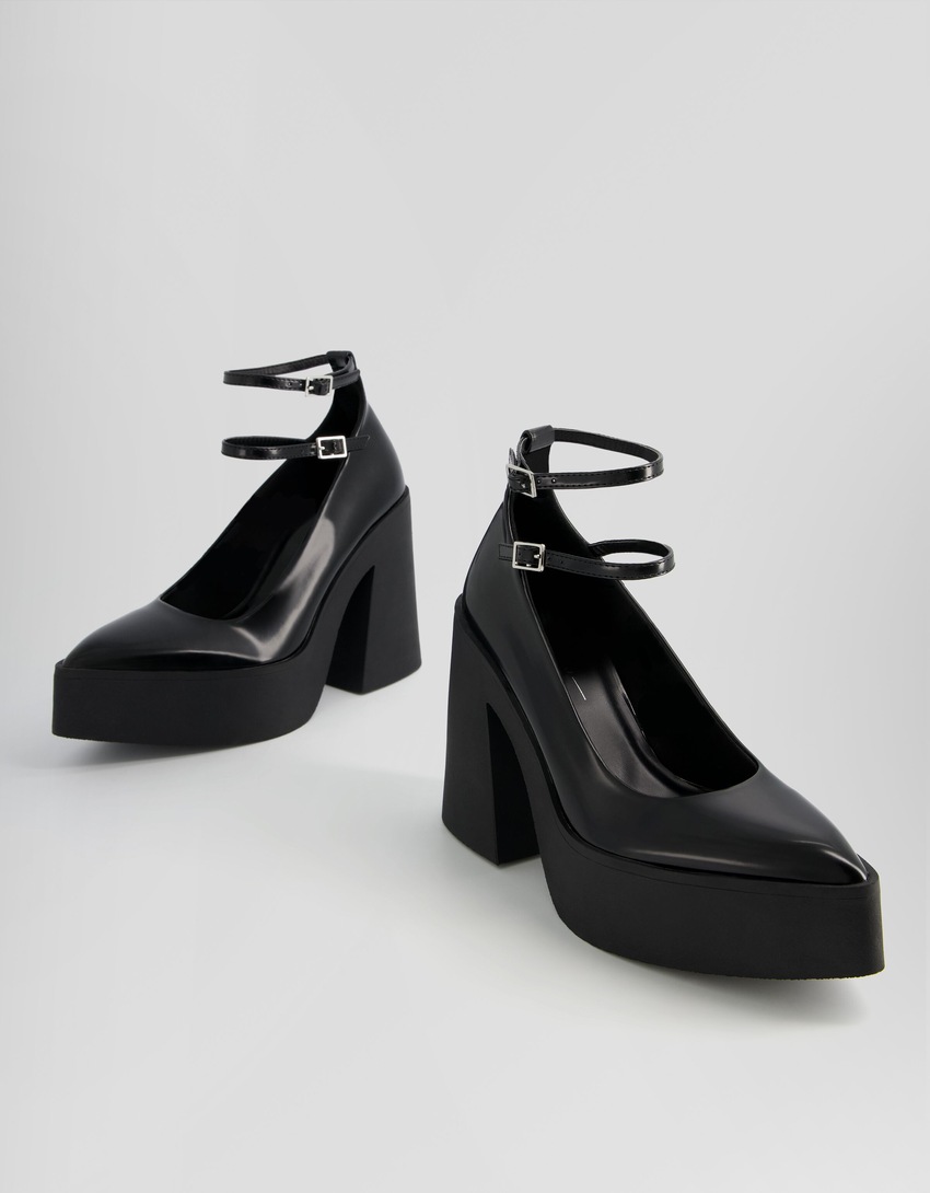 Sapatos de plataforma com salto alto, bico fino e tira no tornozelo.