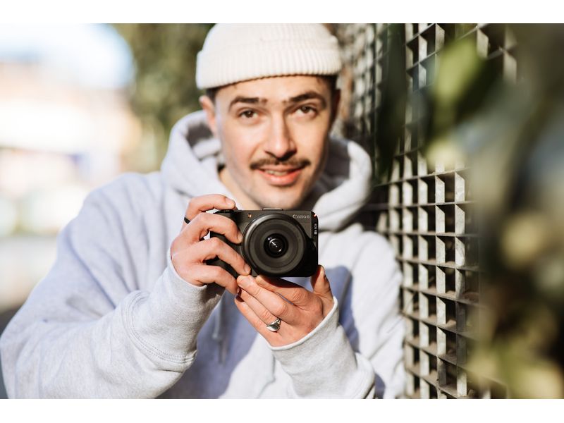 Canon Fotokamera EOS R50V RF-S 14-30mm IS STM Creator Kit Videoorientierte Systemkamera mit Objektiv und Stativ