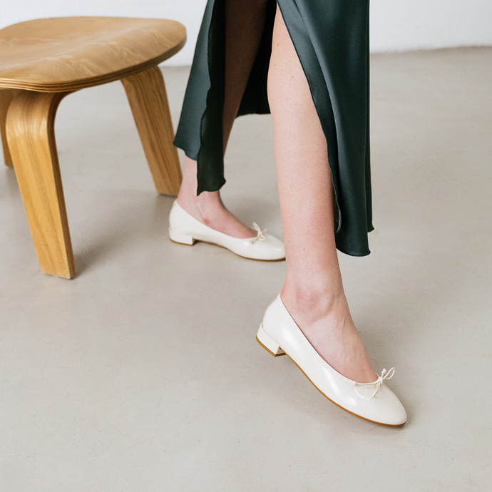 Ballerines à bouts ronds  en vernis plissé écru