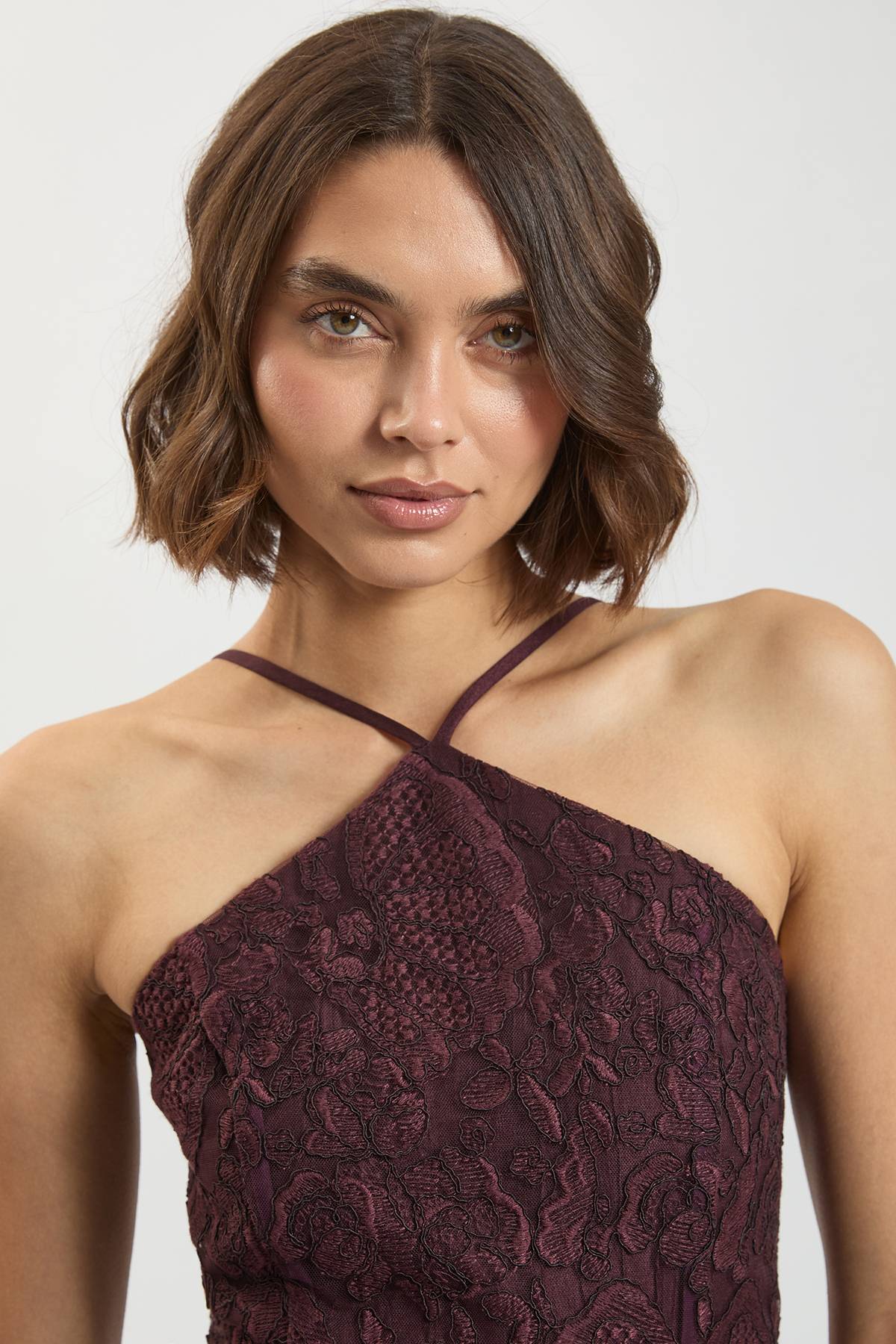 KarenMillen Robe Midi Ceinturée À Col Halter En Satin Texturé Et Dentelle