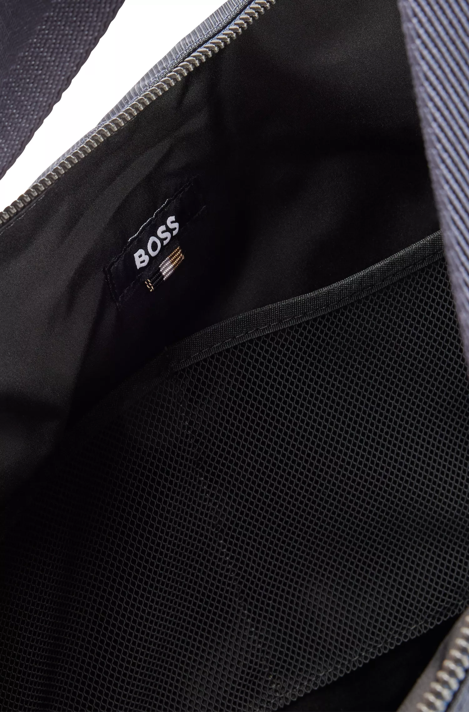 Bolsa de viagem BOSS com logotipo preto em tecido estampado.