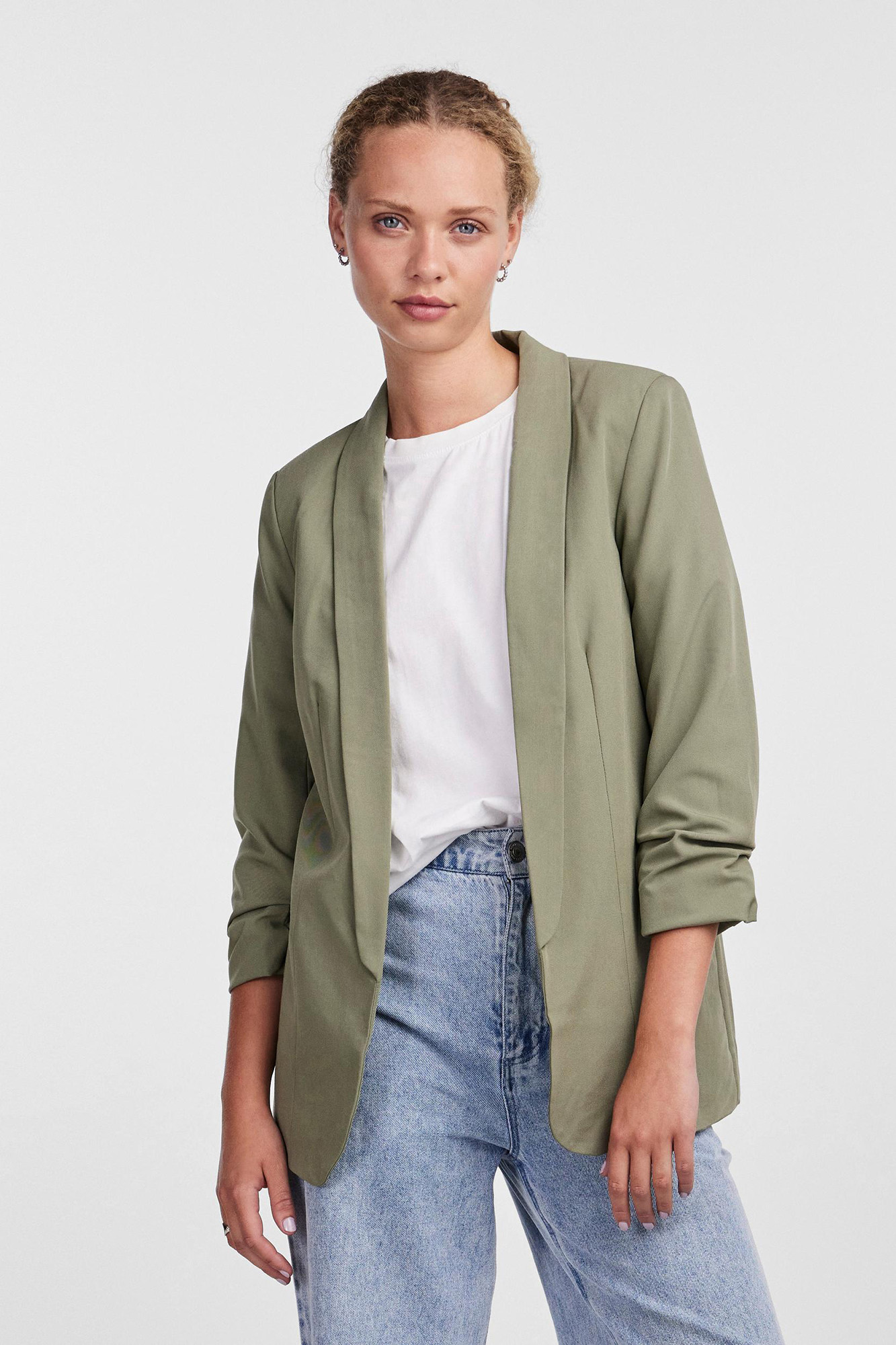 Blazer de manga 3/4 com detalhe de lapela e mangas franzidas. Sem botões.