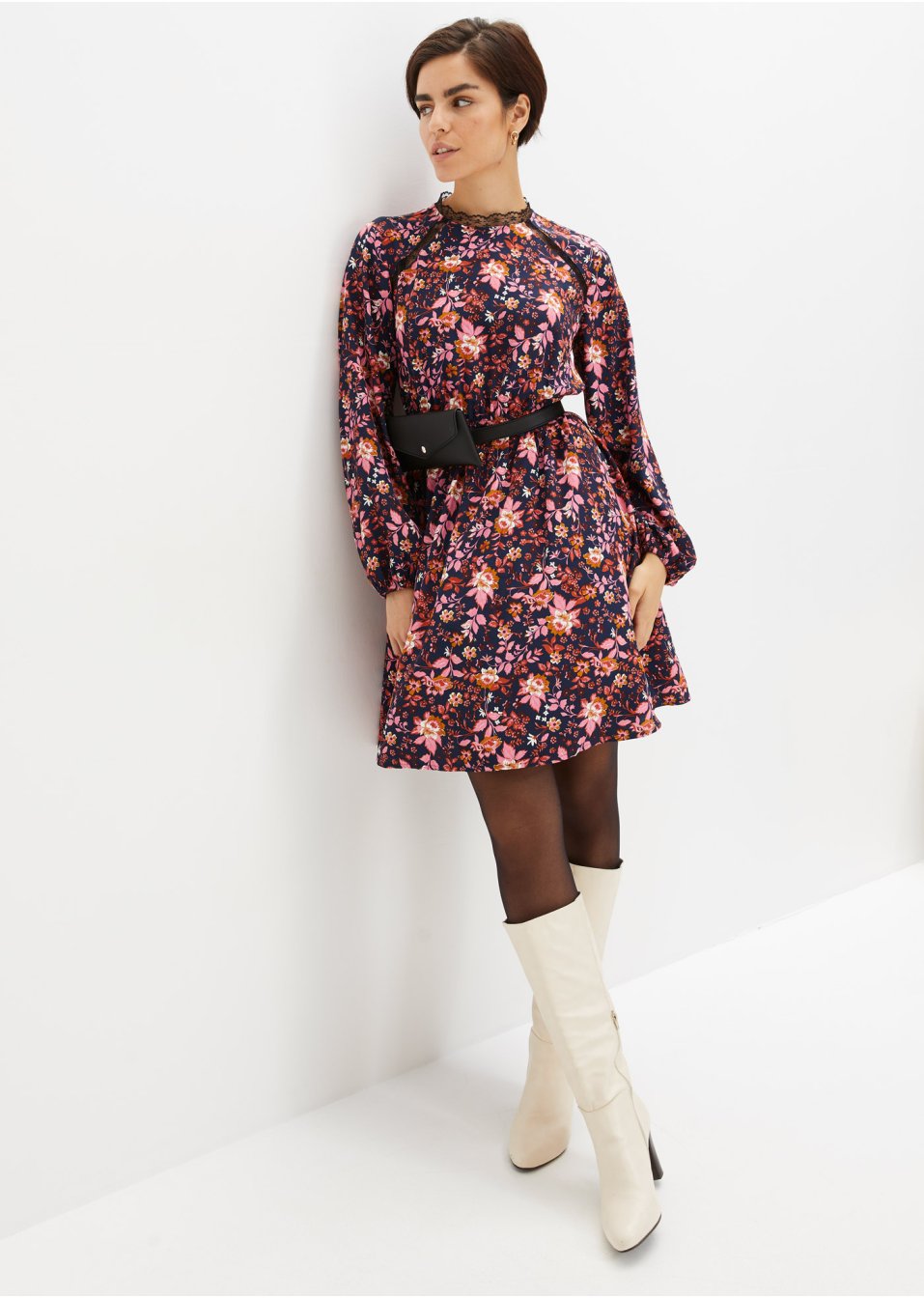 Mini-robe à dentelle