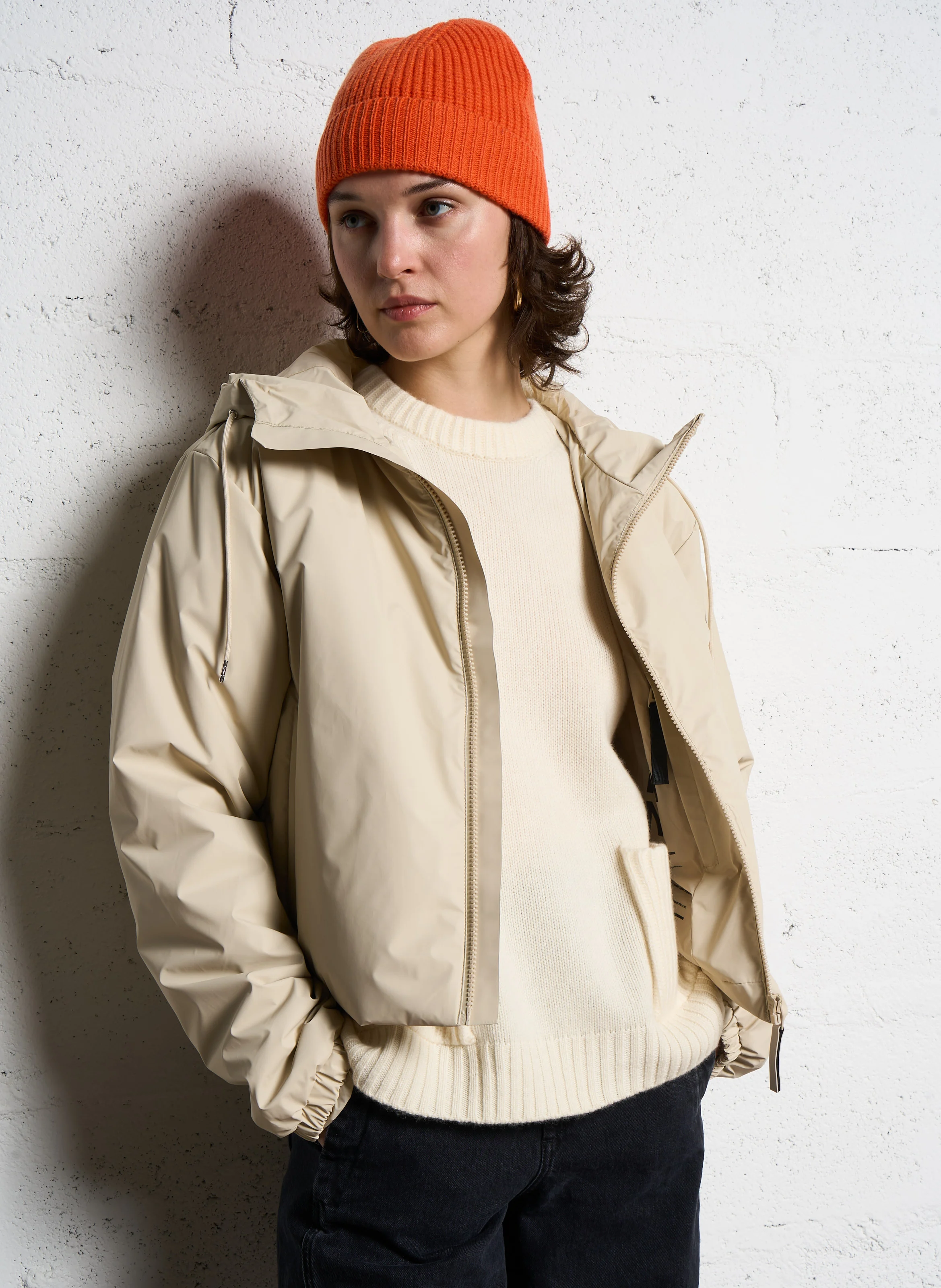 Imperméable court droit col montant à capuche | Beige