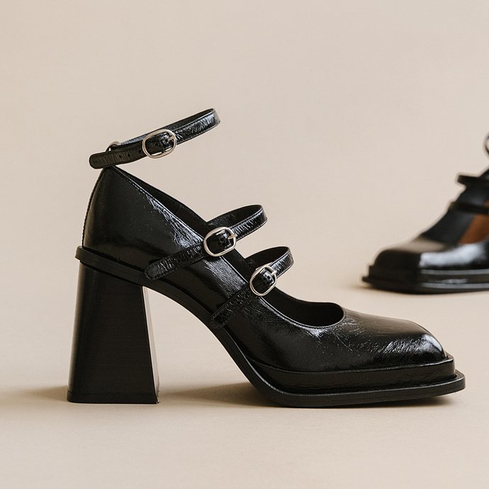 Babies à boucles et bouts carrés  en cuir brillant noir