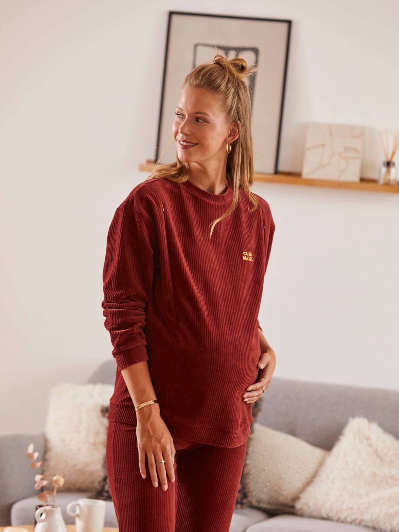 Blusa de moletom aveludada canelada para gestantes e lactantes, na cor vermelha lisa tamanho médio com estampas.