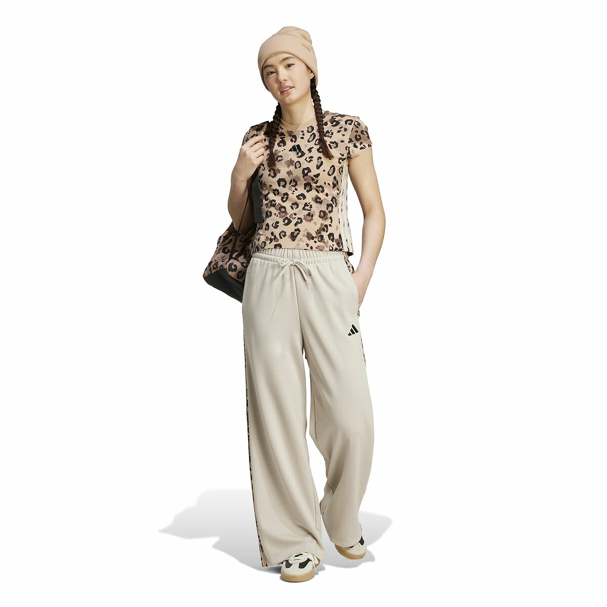 ADIDAS ROUPAS ESPORTIVAS<br>Calças largas com as 3 listras e estampa de leopardo