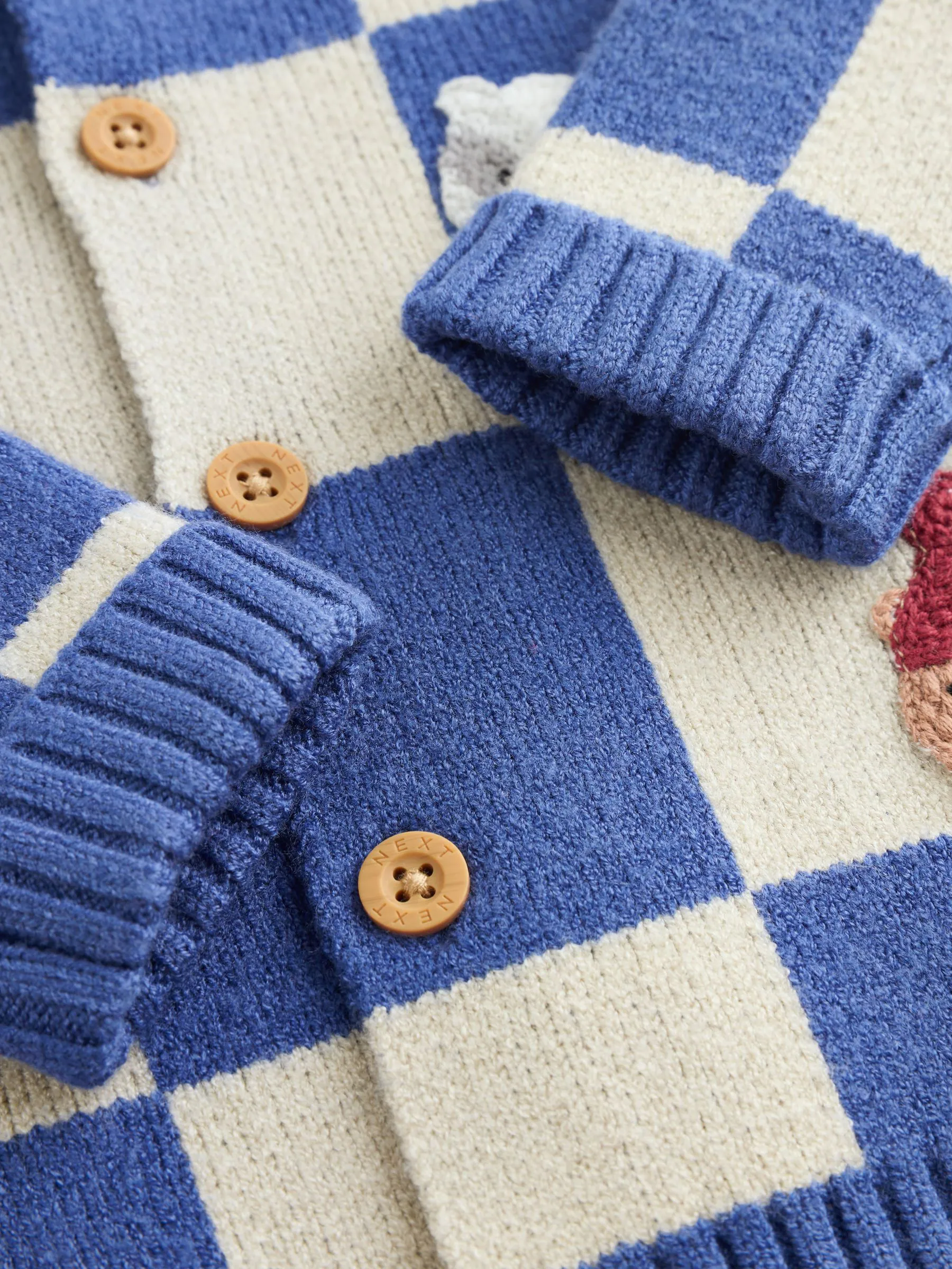 Blauw geborduurd dambord Karakter - Gebreid babyvest (0 mnd- 2 jr)