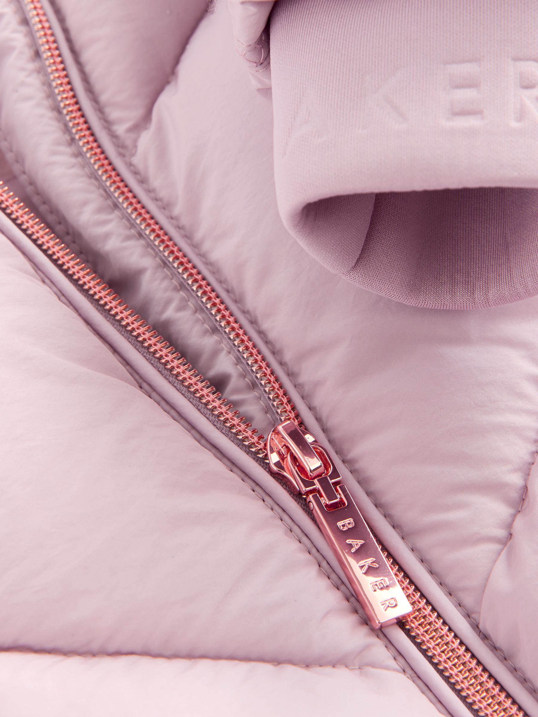 Roze - Baker by Ted Baker - Regenbestendige gewatteerde jas met strikzak en V-vormige print