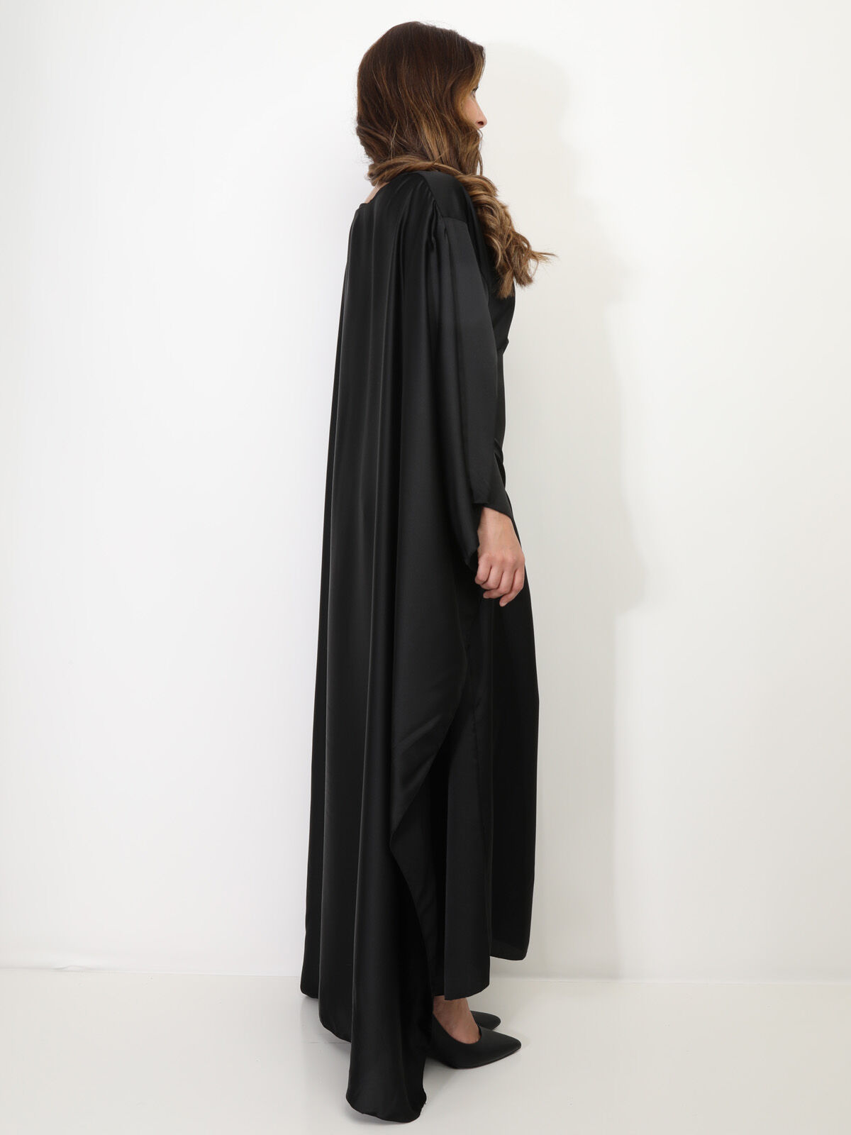 Robe cape satinée et ceinturée- Noir