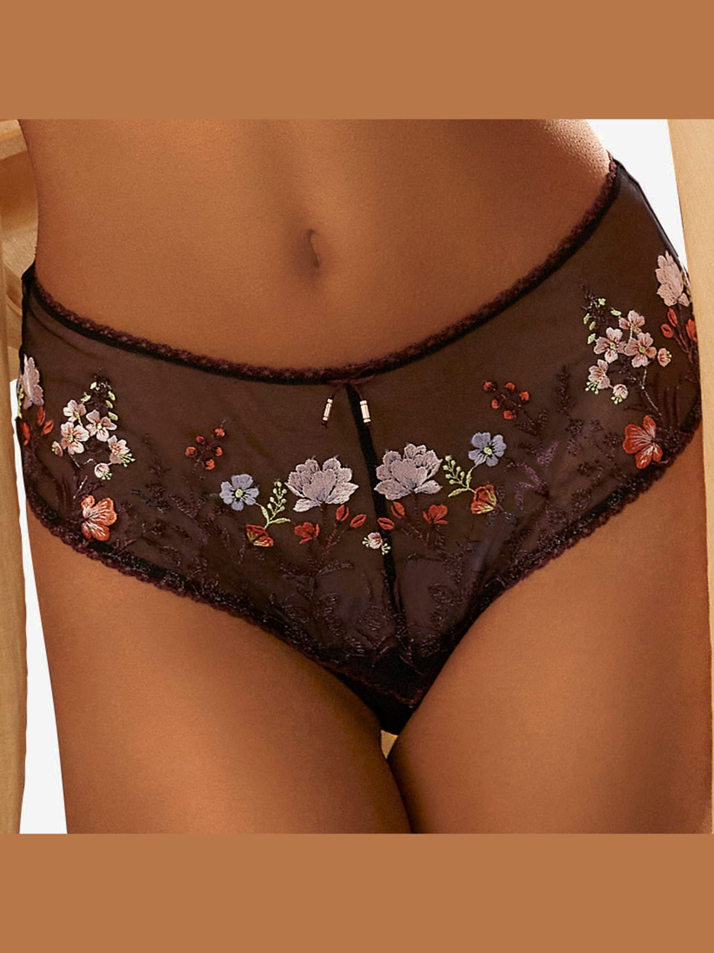 Tanga panty féminin avec de belles fleurs en dentelle brodée élégante