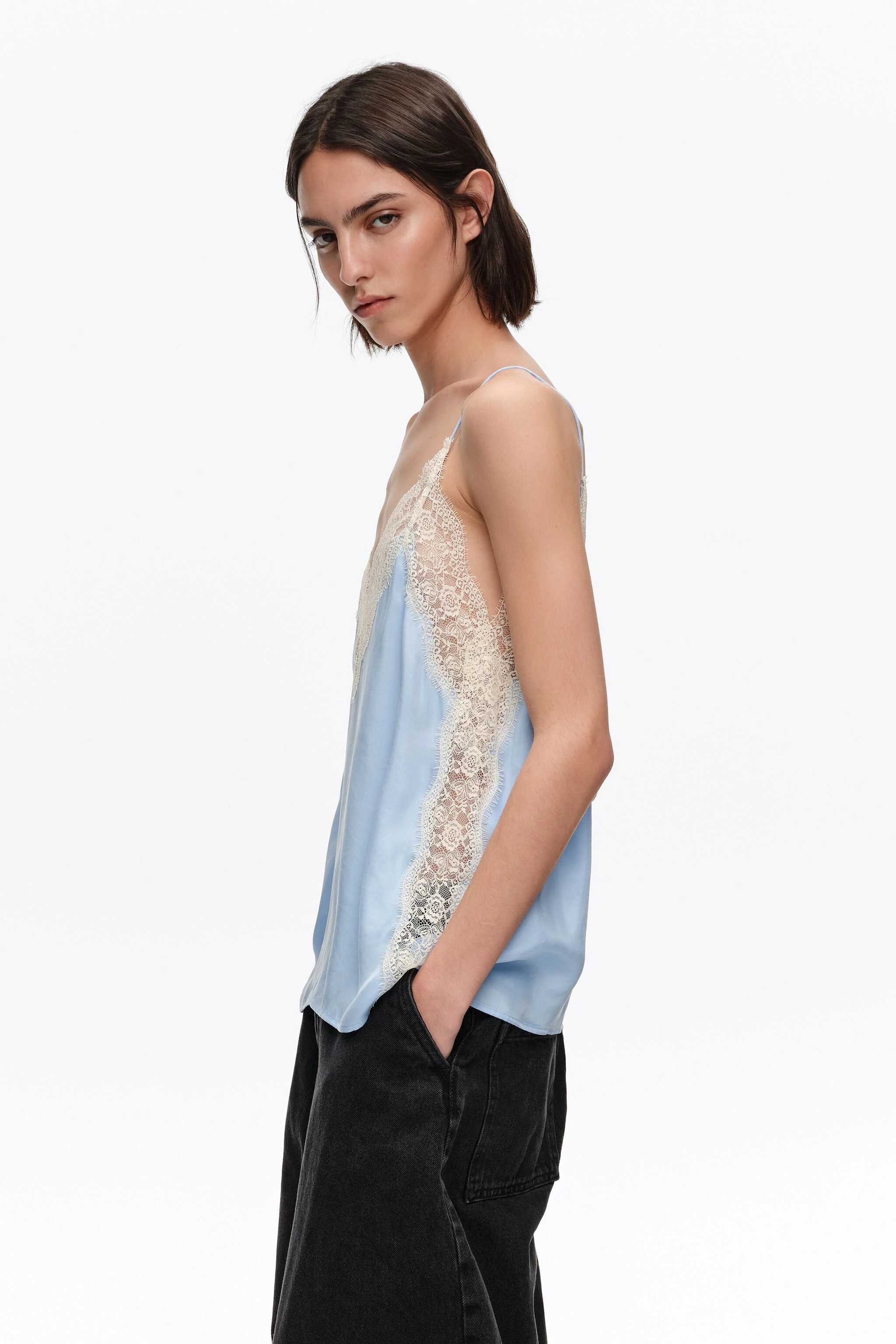 Top de alças finas com renda azul claro
