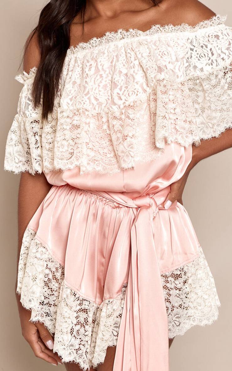 Pêche Combishort Fluide En Satin À Dentelle Bardot Avec Ceinture À Nouer