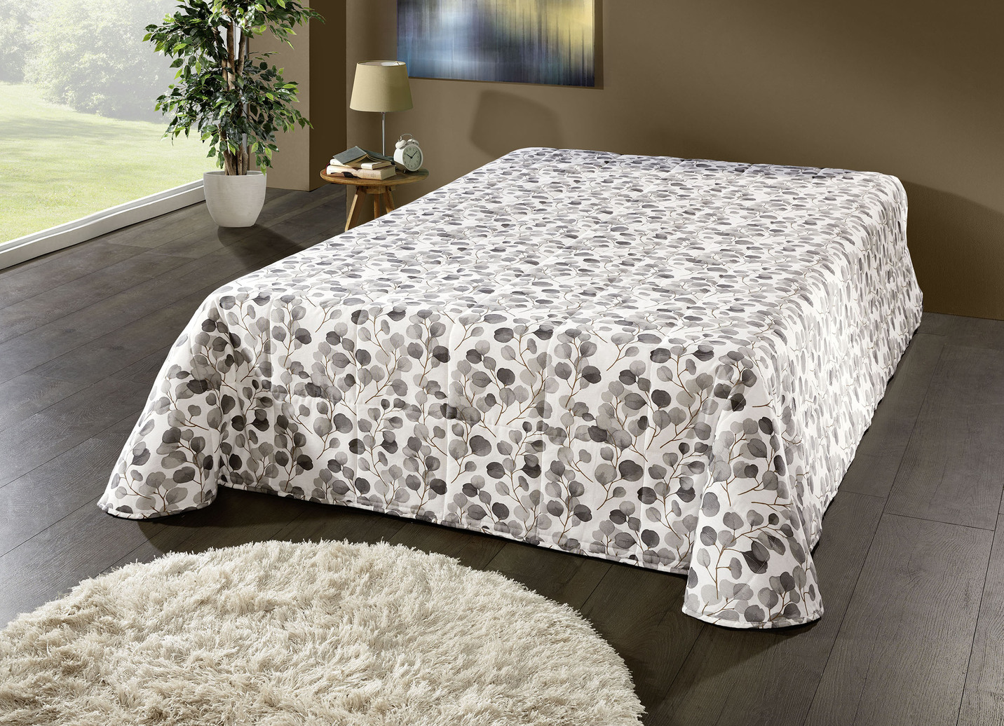Tagesdecke und Kissenbezüge mit naturnahem Blättermotiv