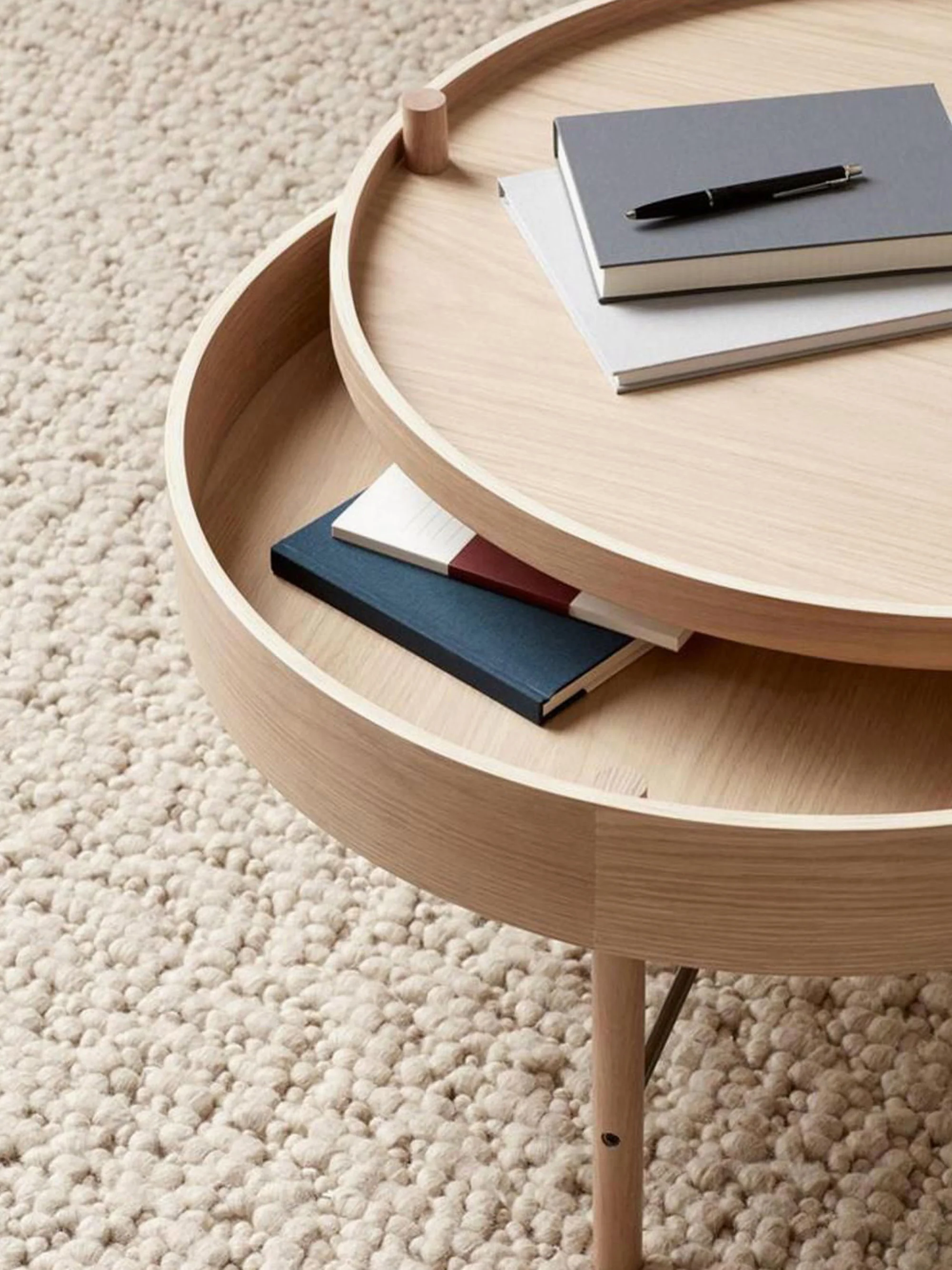 Ronde eikenhouten salontafel Turning Table met opbergruimte