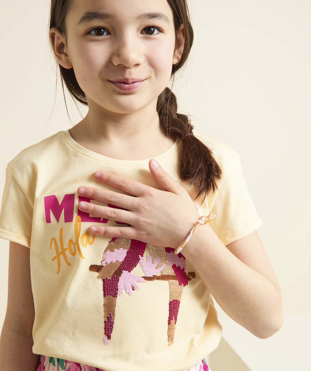 t-shirt fille en coton bio jaune avec perroquets en sequins réversibles colorés