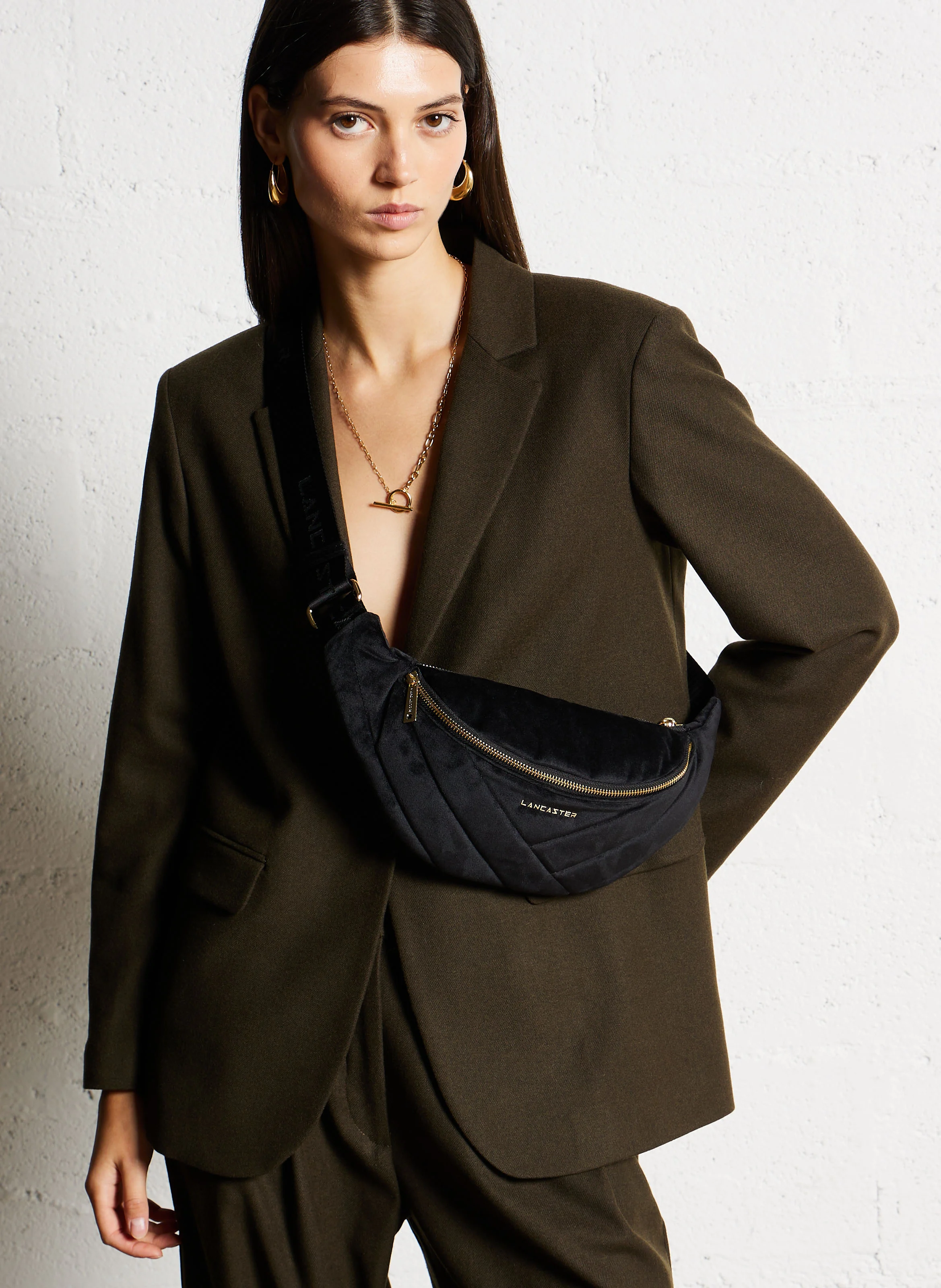 VELVET MATELASSE - Sac banane matelassé en velours | Noir