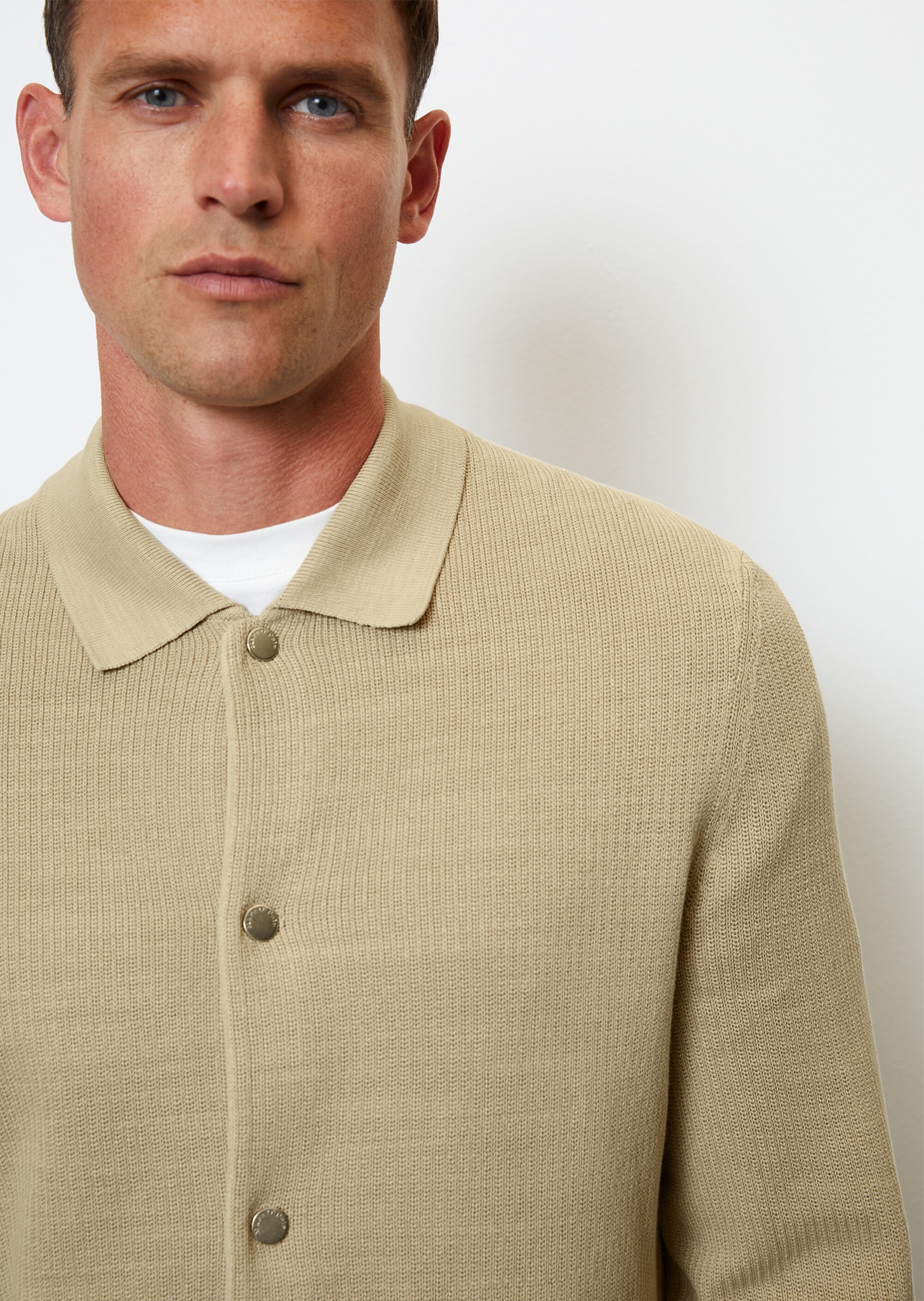 Strickjacke regularund Druckknöpfen