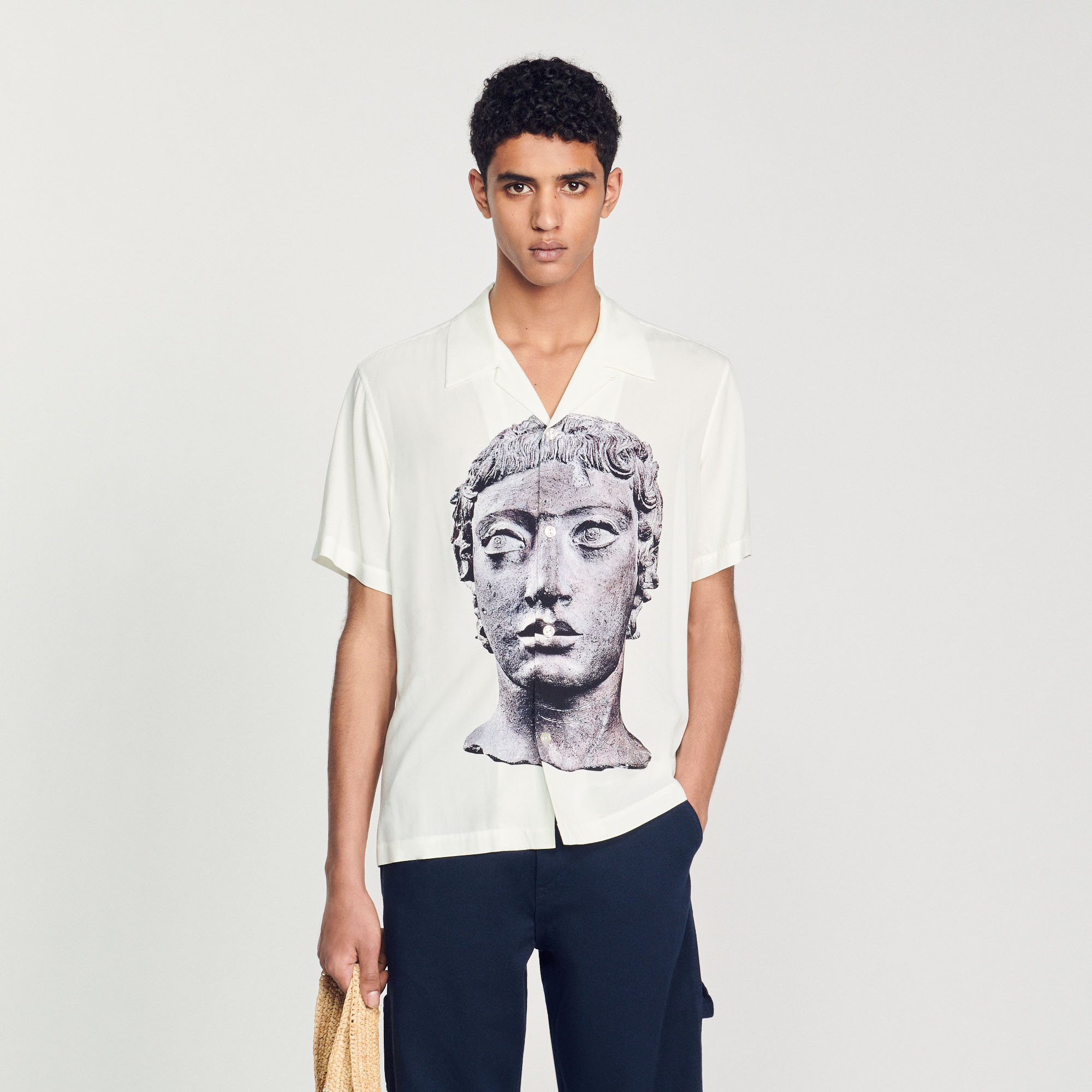 Chemise statue