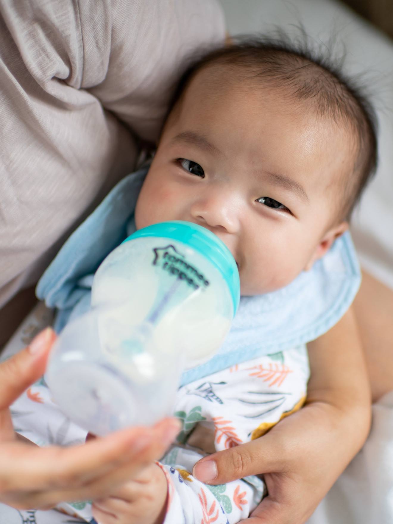Conjunto anticólica para recém-nascido TOMMEE TIPPEE, azul liso com estampas.