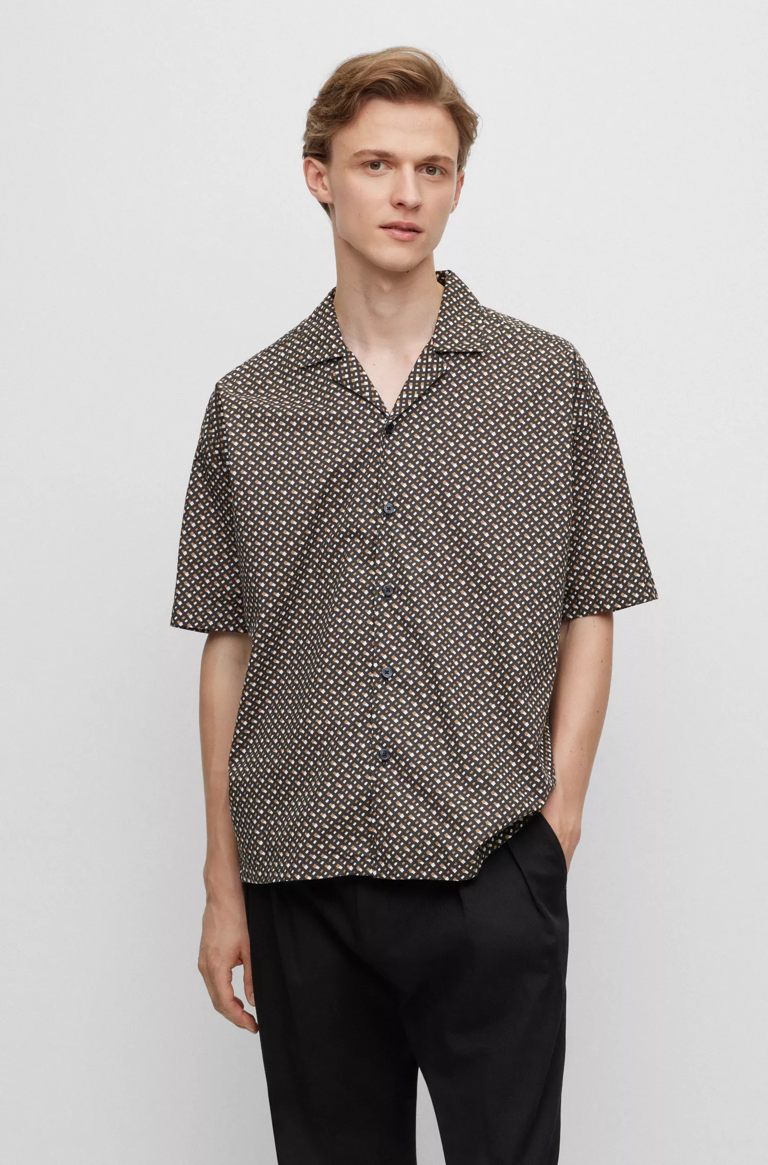 Camisa BOSS preta de corte relaxado em algodão elástico com monograma.