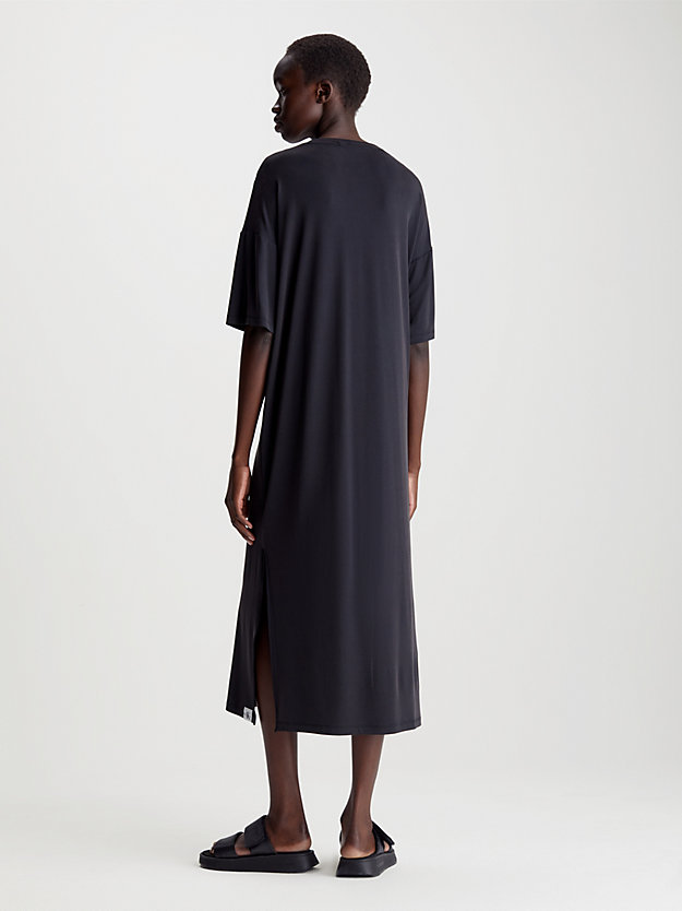 Vestido midi estilo camiseta com modelagem solta