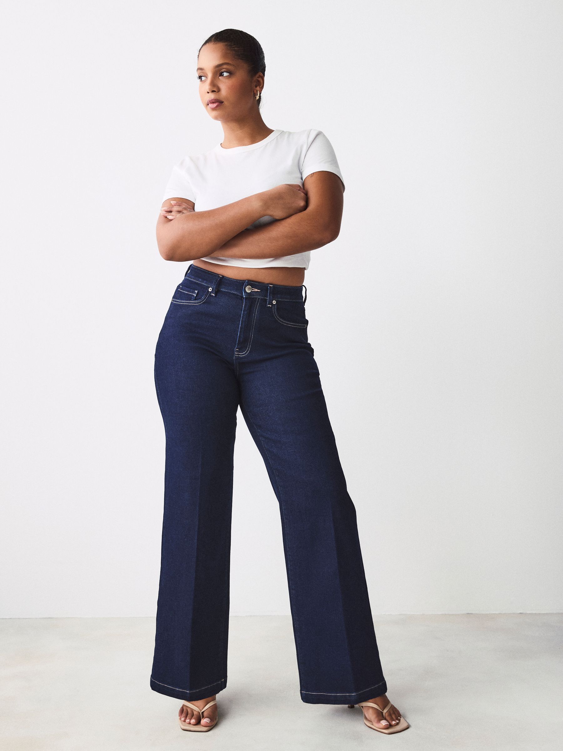Blauw met wassing - Jeans met zandloperpasvorm en wijde pijpen