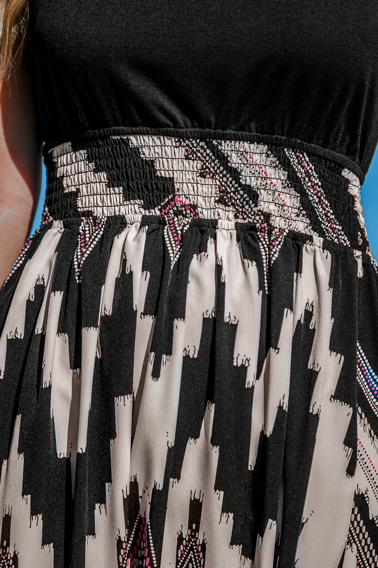 Robe midi avec taille à smocks et ourlet à volants géométrique