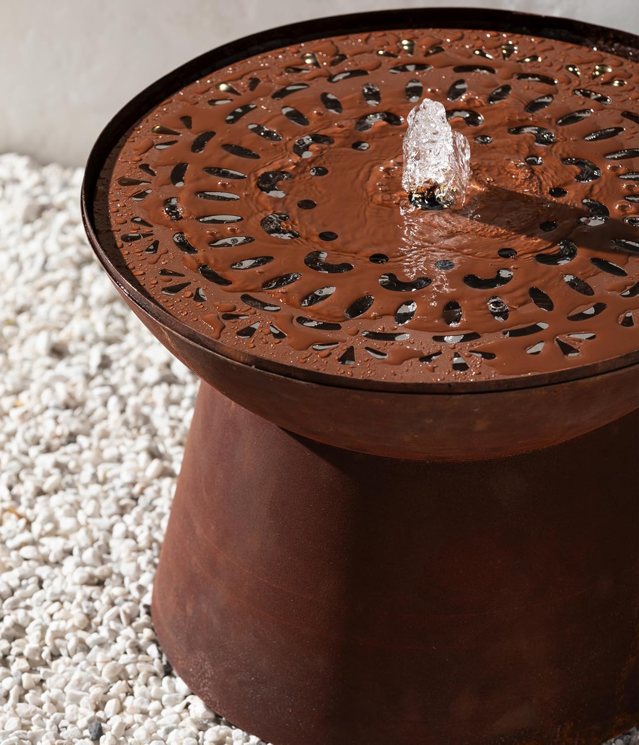 Dehner Gartenbrunnen Fiore, frostbeständiger Brunnen für Außen, Komplett-Set mit warmweißer LED Beleuchtung/Pumpe/Trafo, Höhe 66 cm, Ø 50 cm, Cortenstahl, Kupfer-Farben